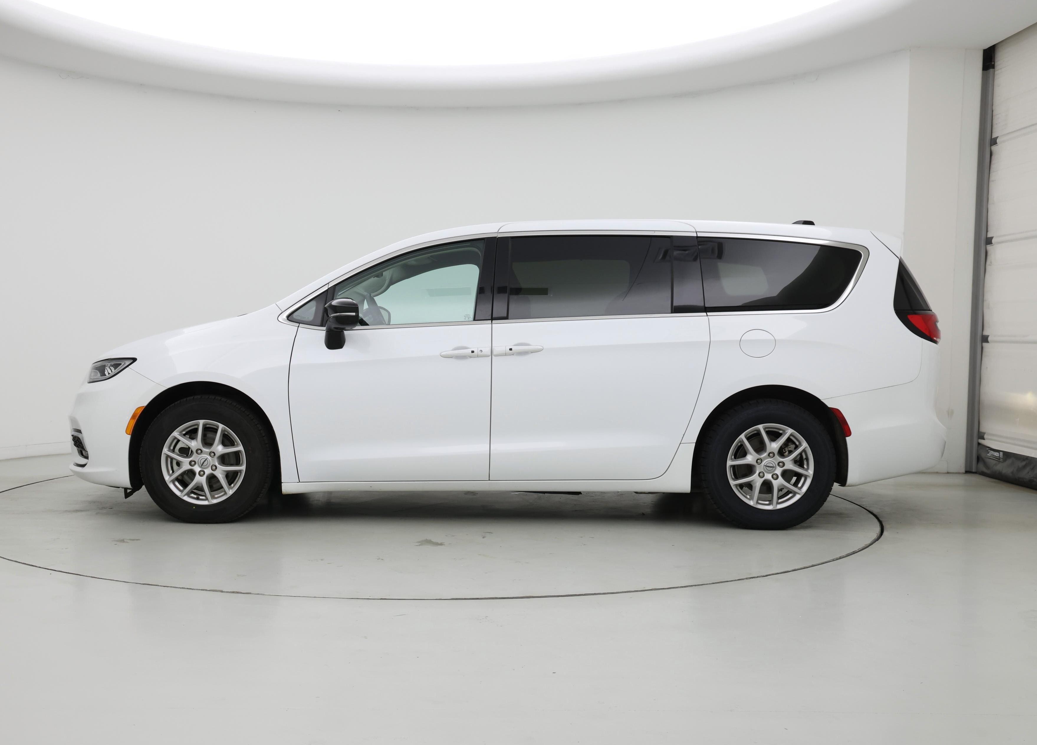 Thumbnail: 2024 Chrysler Pacifica - 3