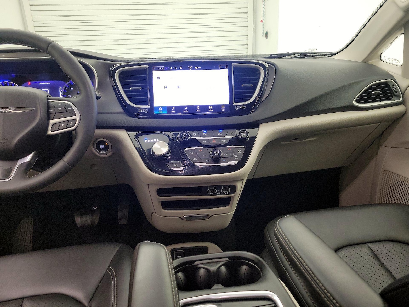 2024 Chrysler Pacifica Touring L - Photo 10