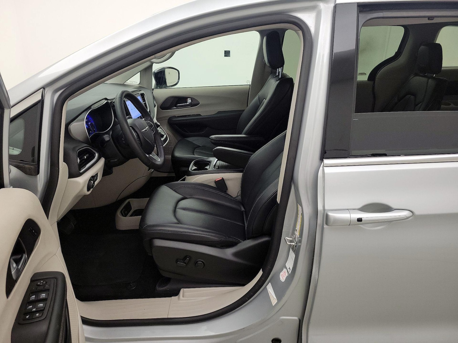 2024 Chrysler Pacifica Touring L - Photo 12