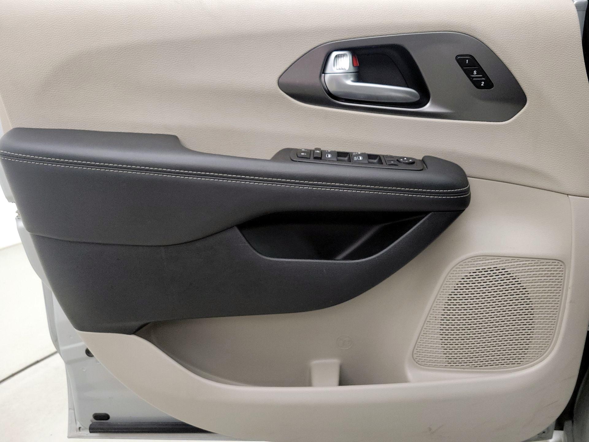 Thumbnail: 2024 Chrysler Pacifica - 12