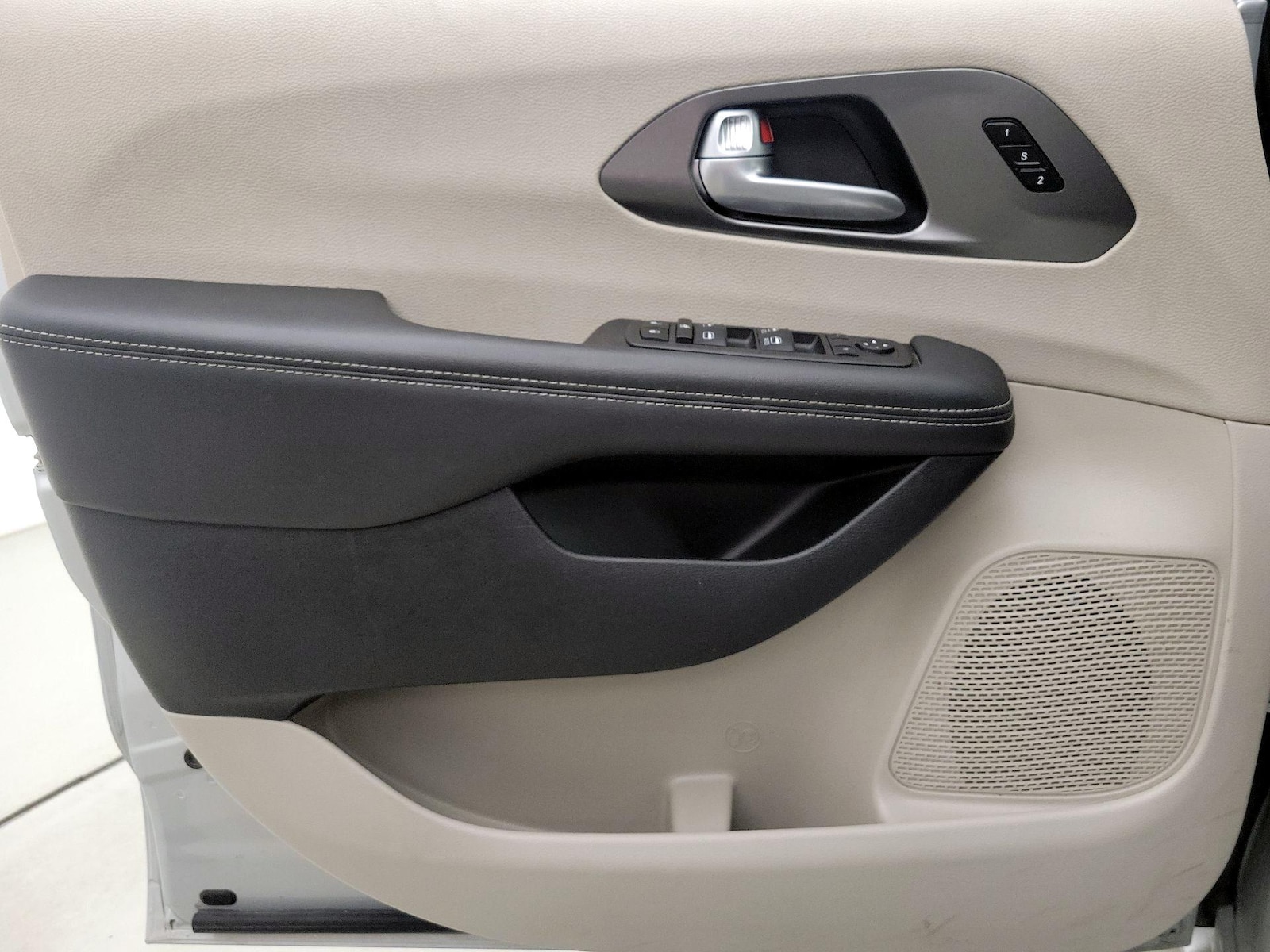 2024 Chrysler Pacifica Touring L - Photo 13