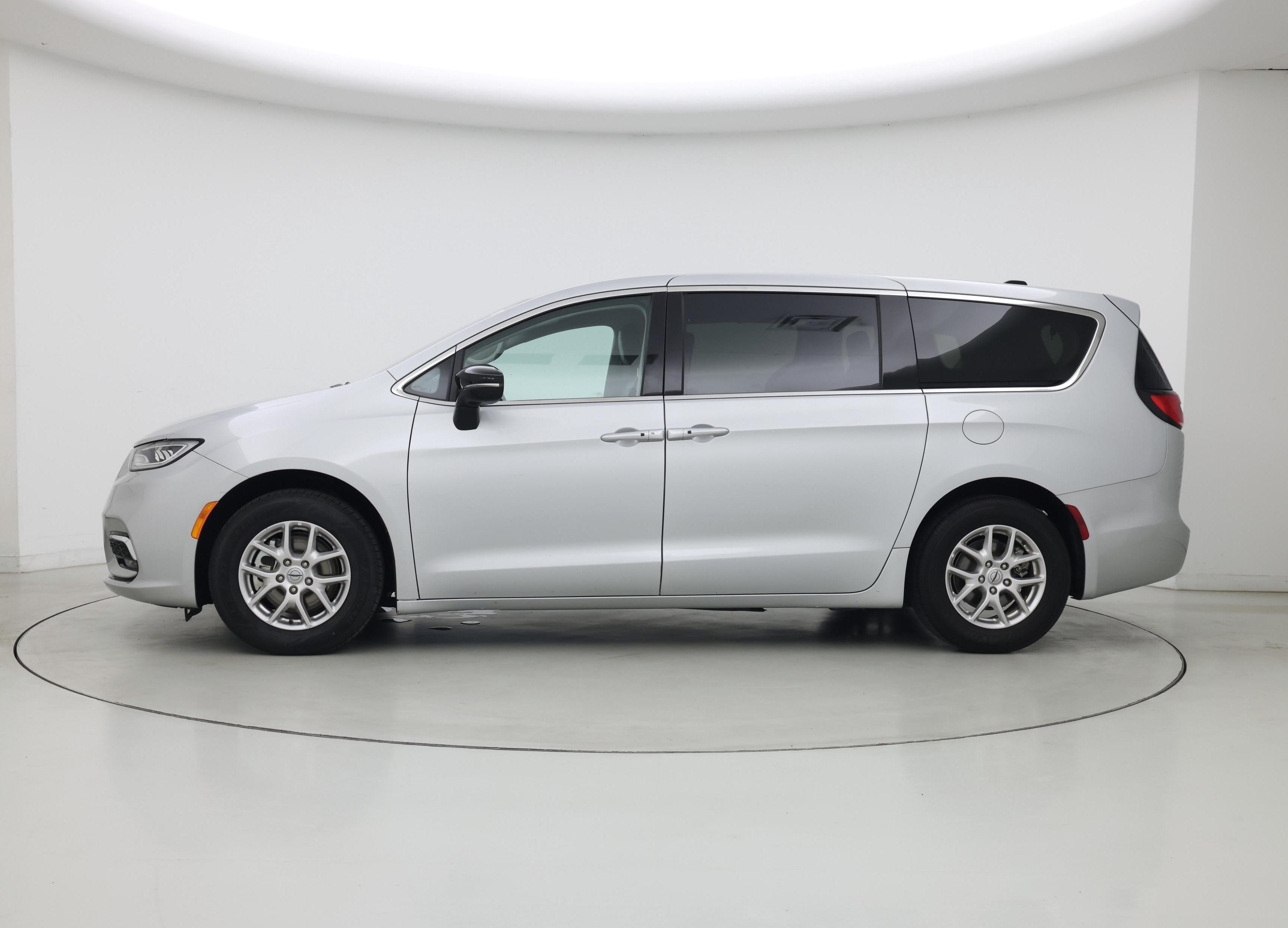 Thumbnail: 2024 Chrysler Pacifica - 3