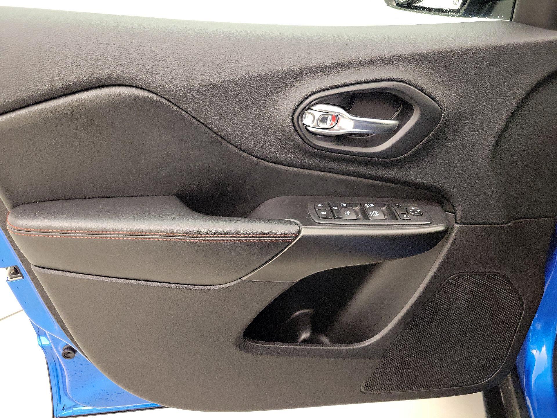 Thumbnail: 2020 Jeep Cherokee - 12