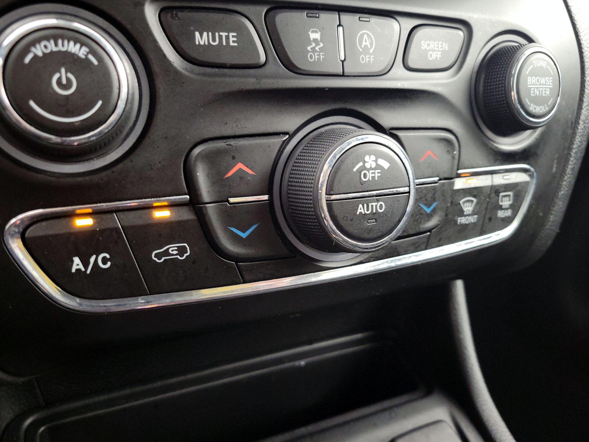 Thumbnail: 2020 Jeep Cherokee - 16