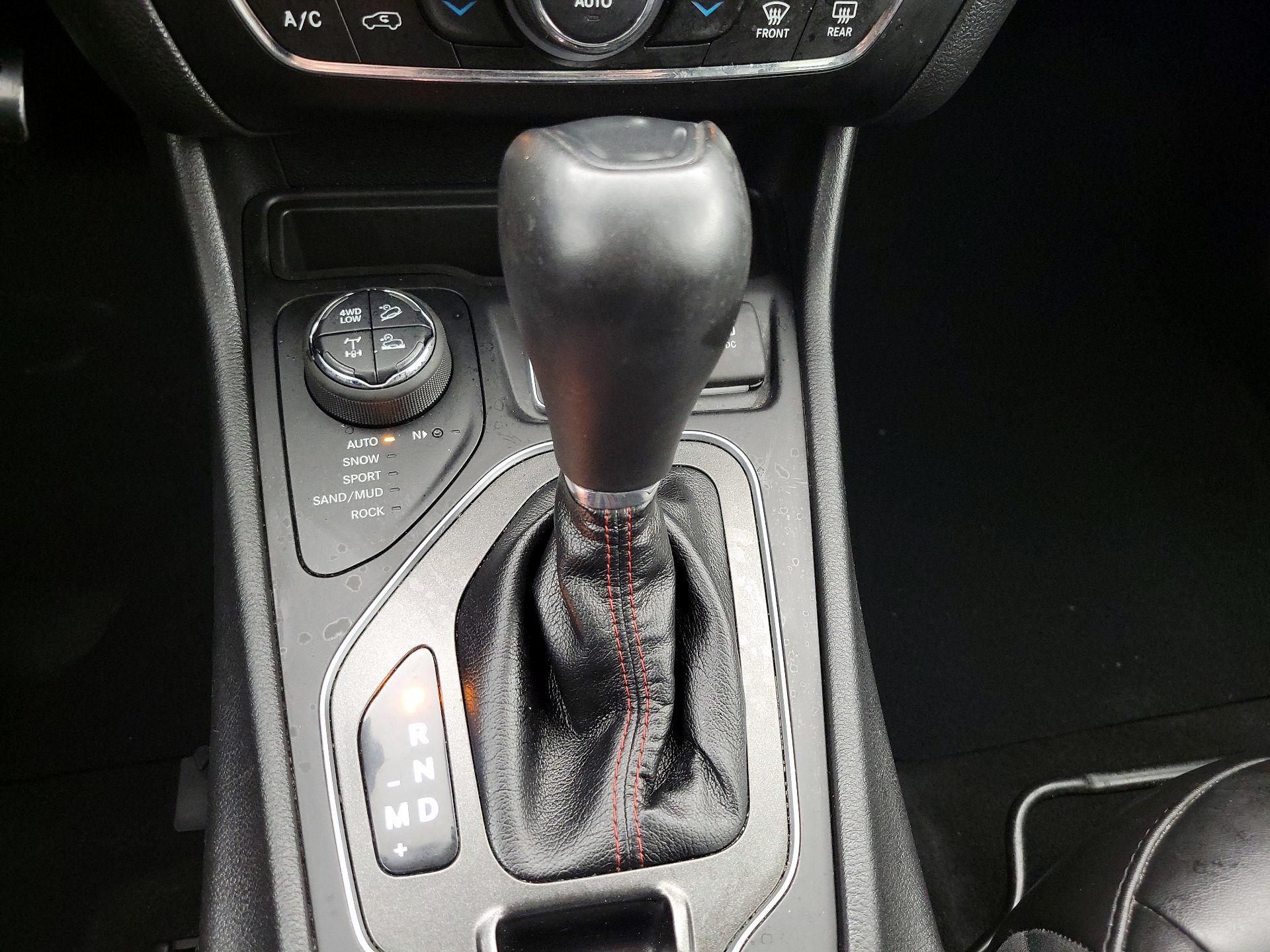 Thumbnail: 2020 Jeep Cherokee - 17