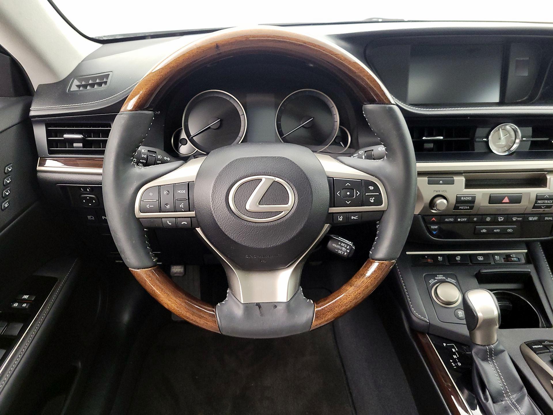 Thumbnail: 2016 Lexus ES - 10