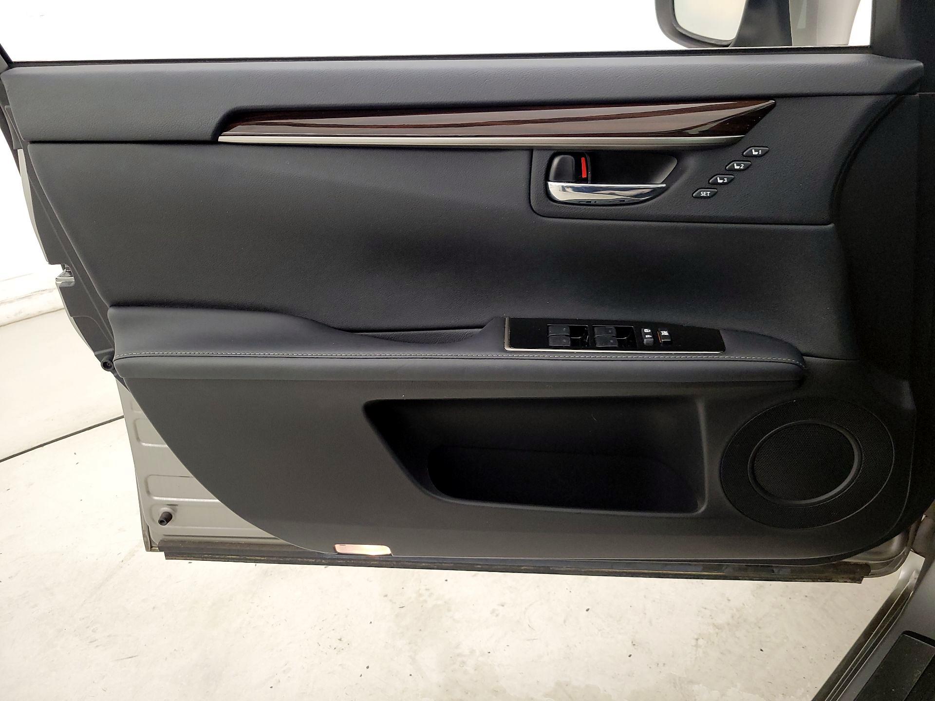 Thumbnail: 2016 Lexus ES - 12