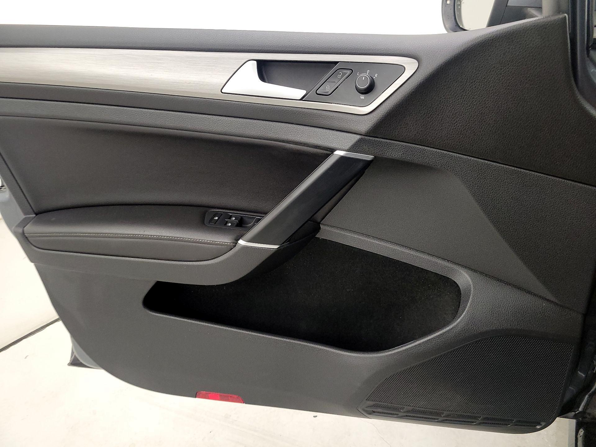 Thumbnail: 2017 Volkswagen Golf - 12