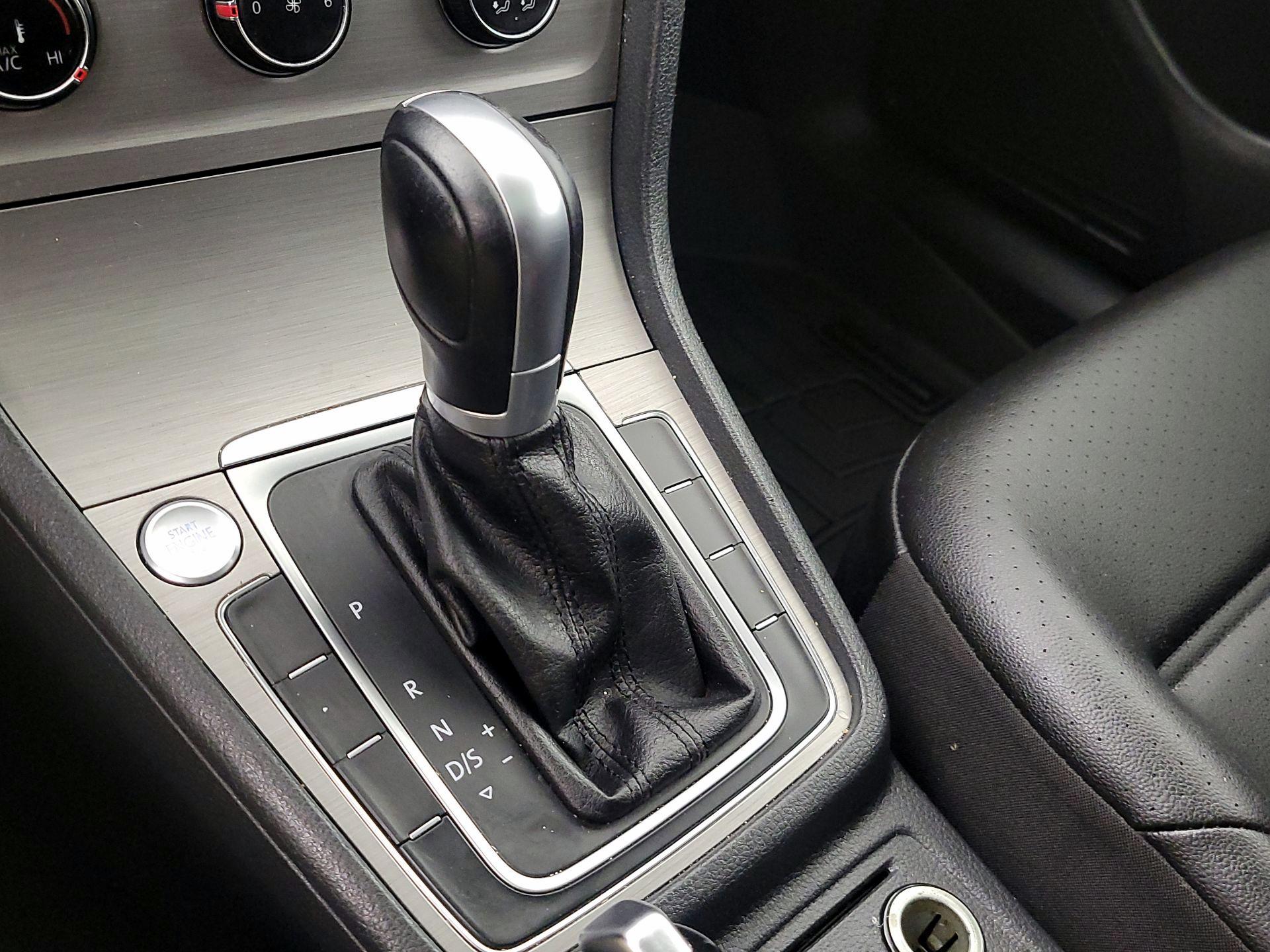 Thumbnail: 2017 Volkswagen Golf - 17