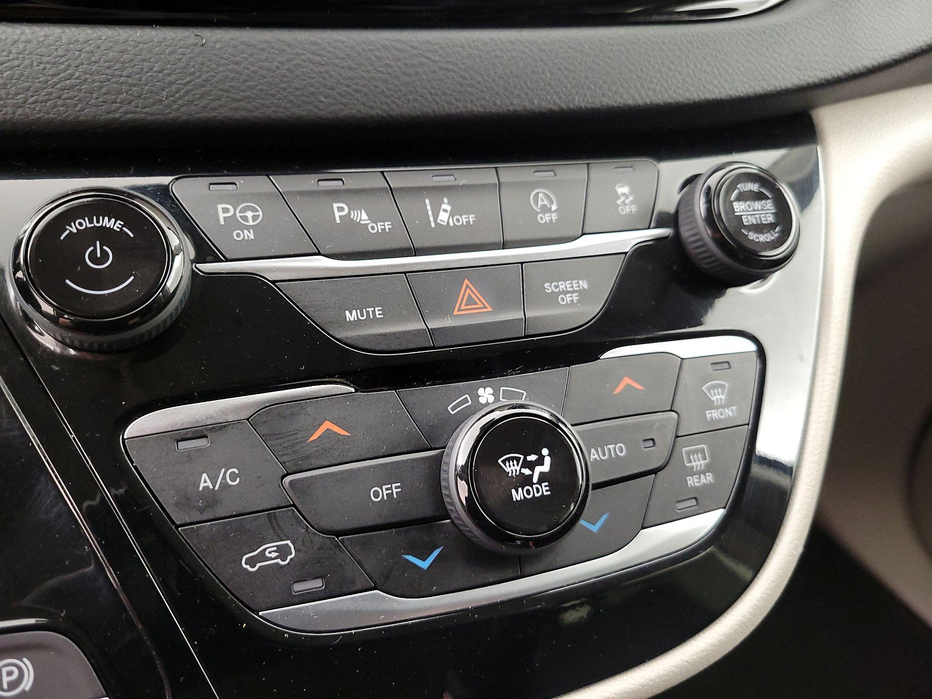 Thumbnail: 2023 Chrysler Pacifica - 16