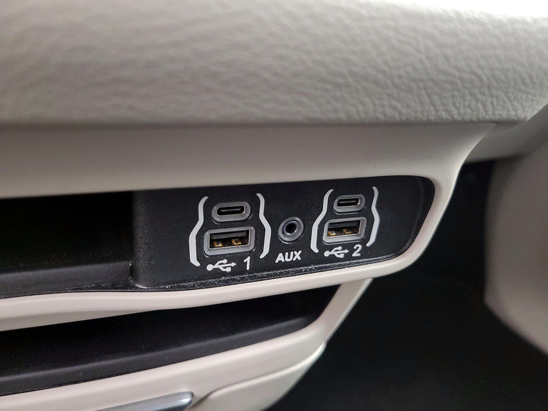 Thumbnail: 2023 Chrysler Pacifica - 18