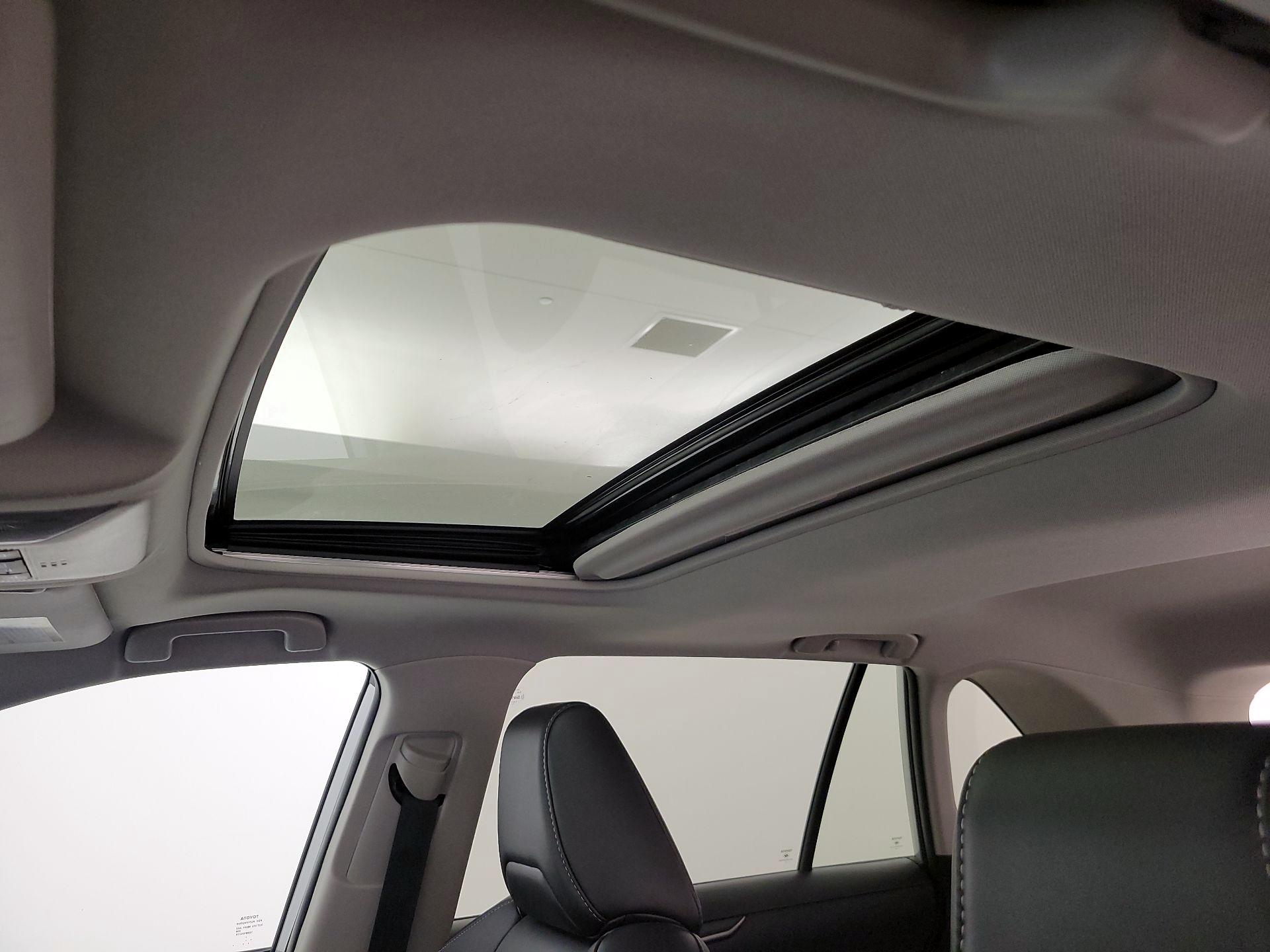 Thumbnail: 2022 Toyota RAV4 - 20