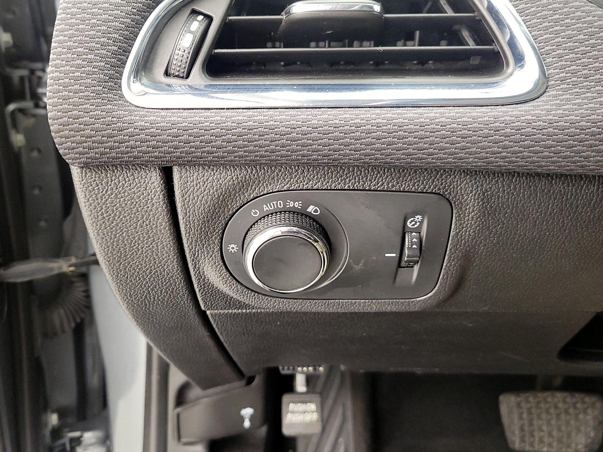 Thumbnail: 2018 Chevrolet Cruze - 13