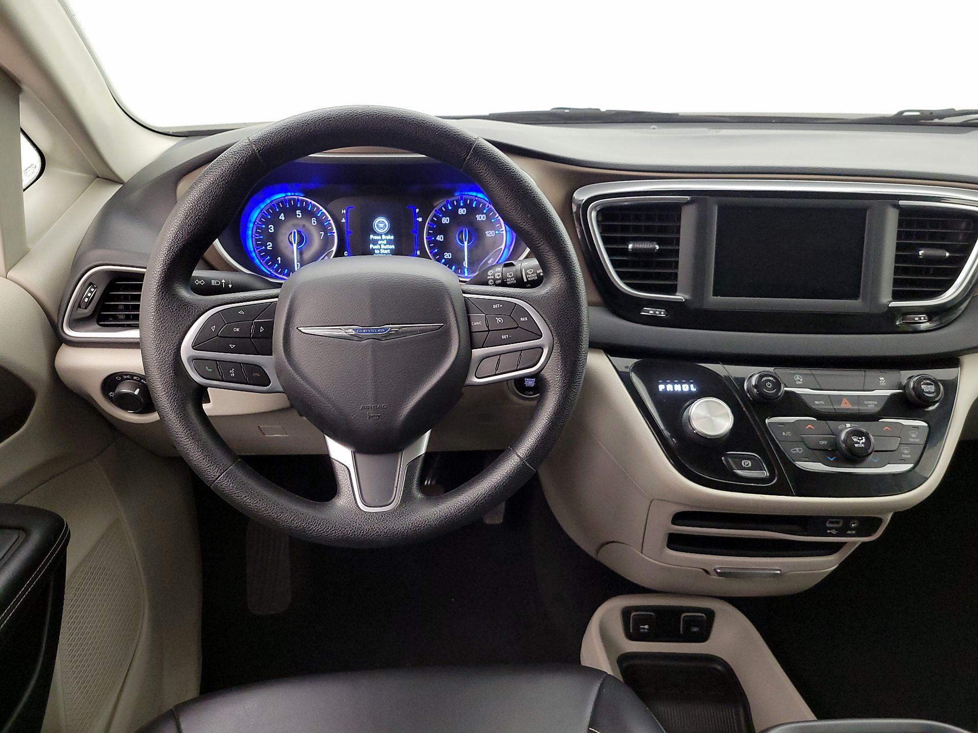 Thumbnail: 2020 Chrysler Voyager - 10