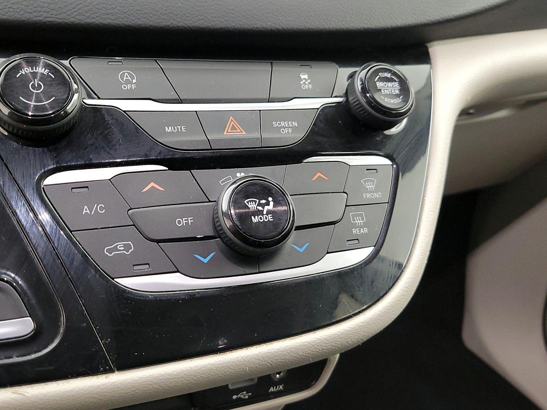 Thumbnail: 2020 Chrysler Voyager - 16