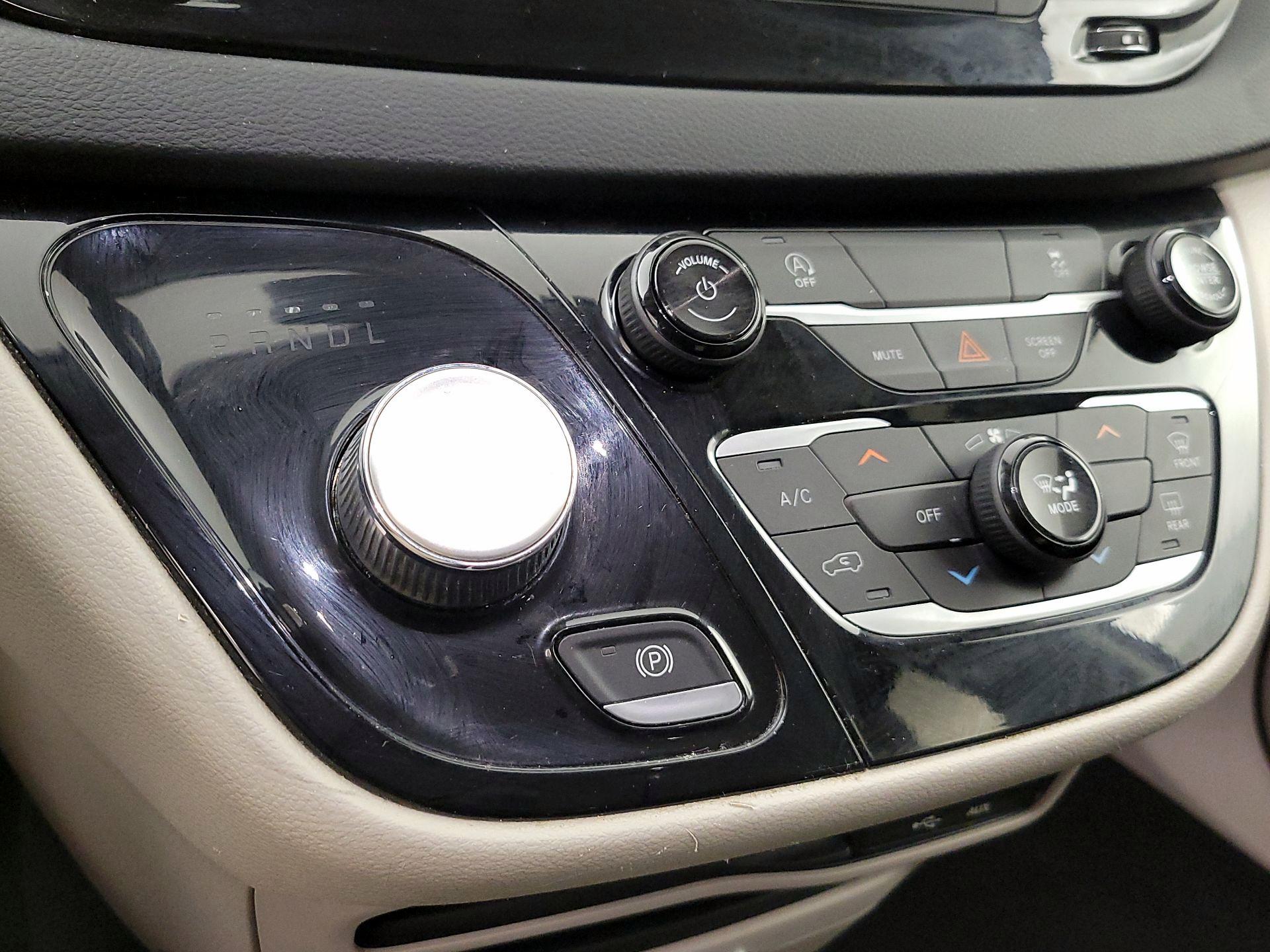 Thumbnail: 2020 Chrysler Voyager - 17