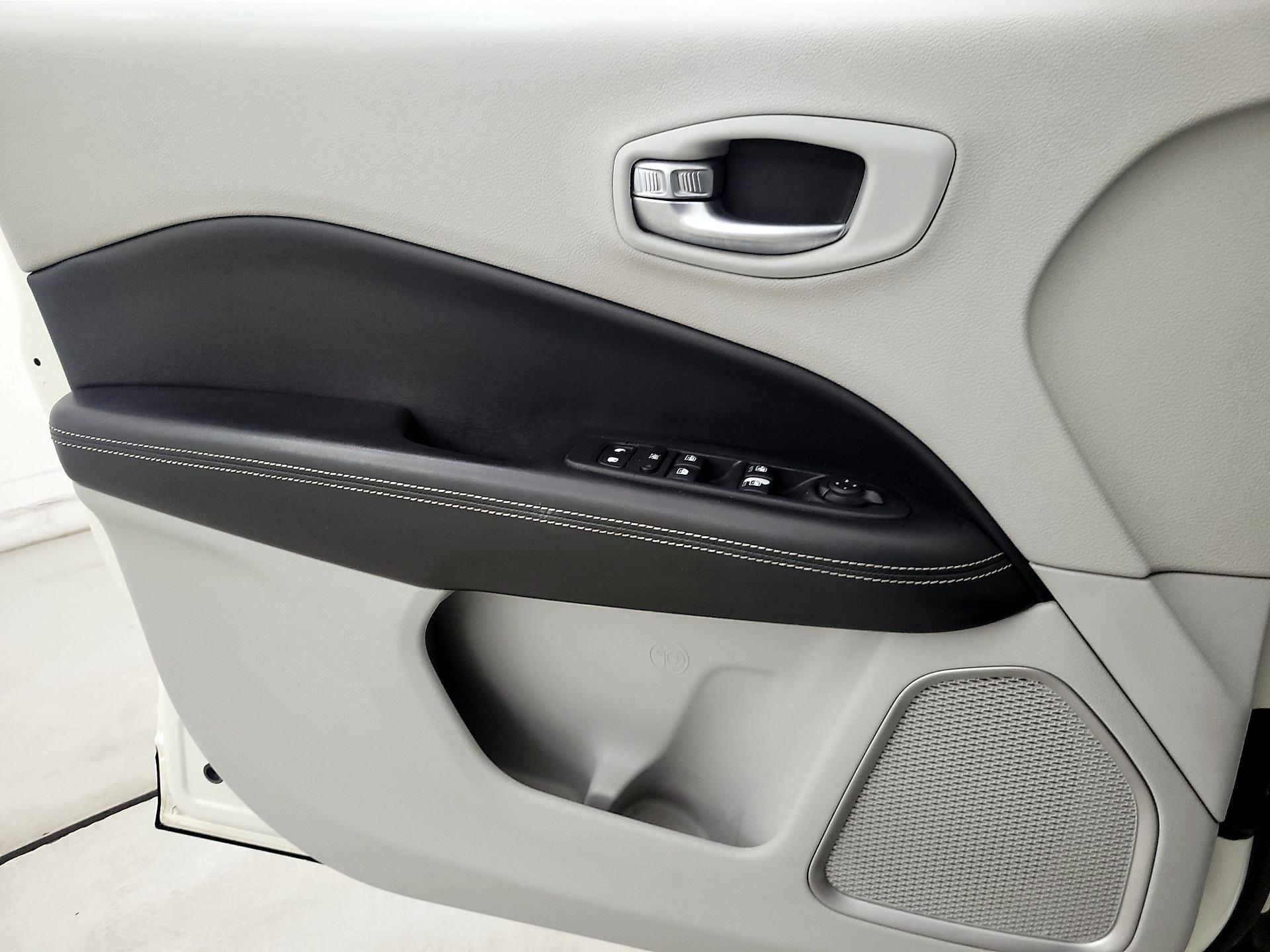 Thumbnail: 2018 Jeep Compass - 12