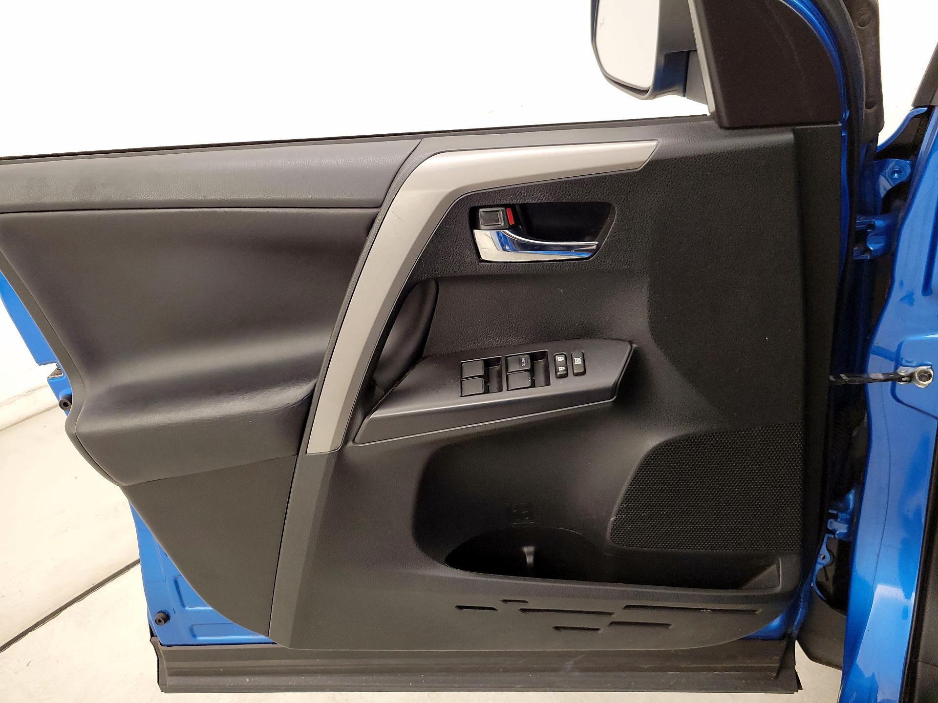 Thumbnail: 2018 Toyota RAV4 - 12