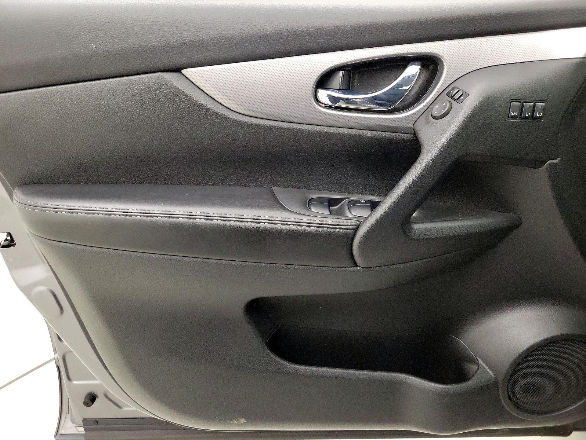 Thumbnail: 2020 Nissan Rogue Sport - 12