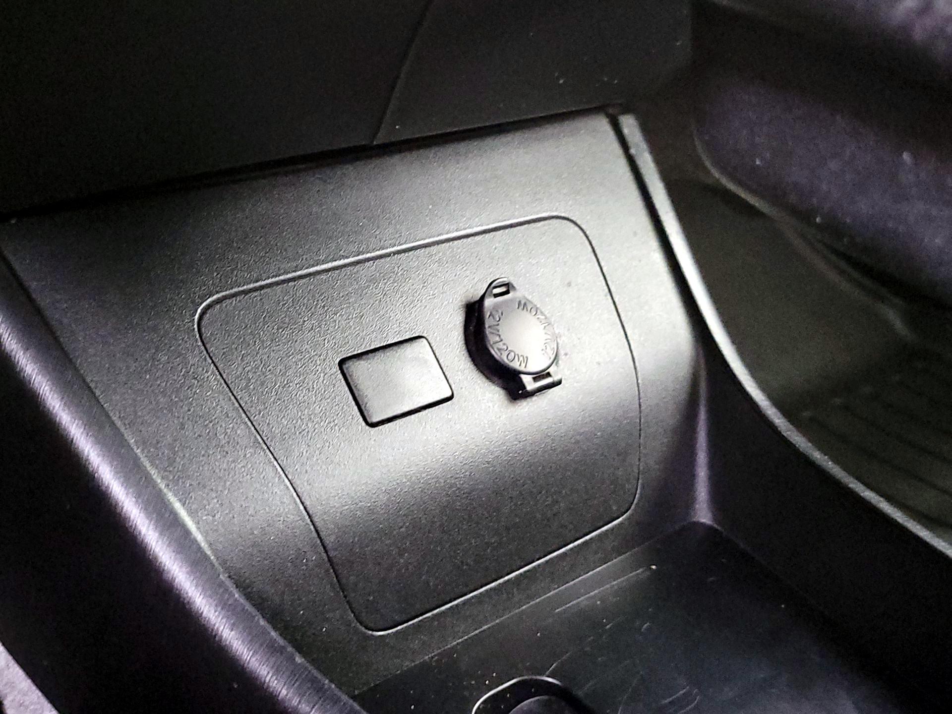 Thumbnail: 2015 Toyota Prius - 18