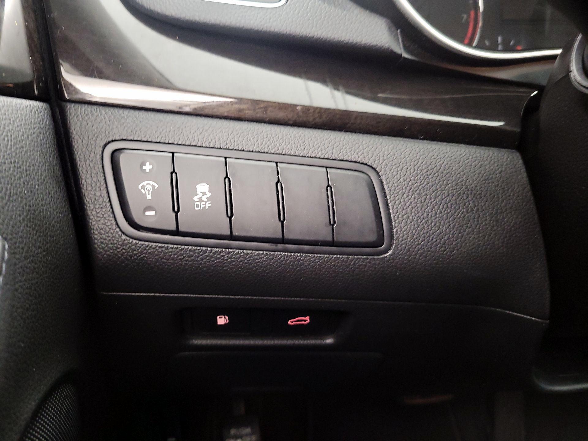 Thumbnail: 2016 Kia Cadenza - 13