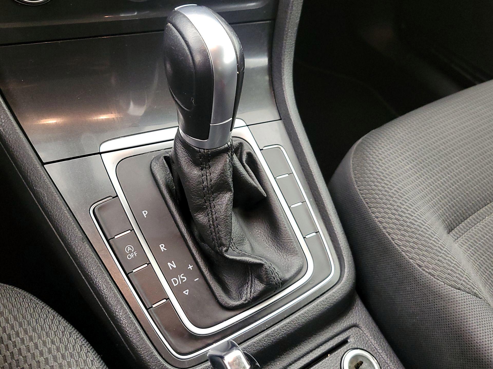 Thumbnail: 2019 Volkswagen Golf - 17