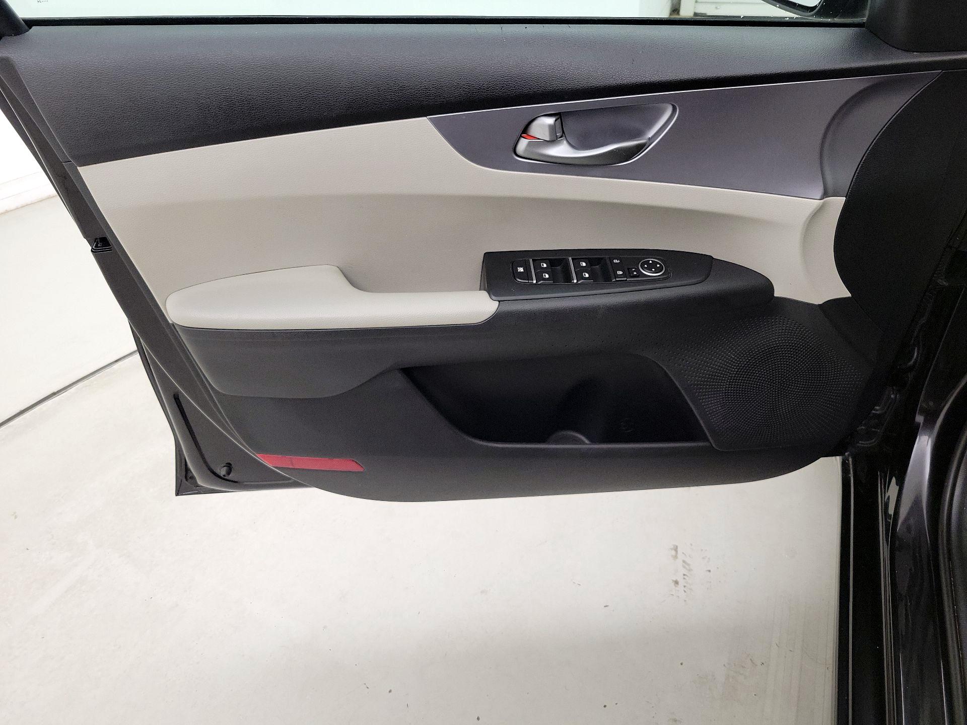 Thumbnail: 2022 Kia Forte - 12