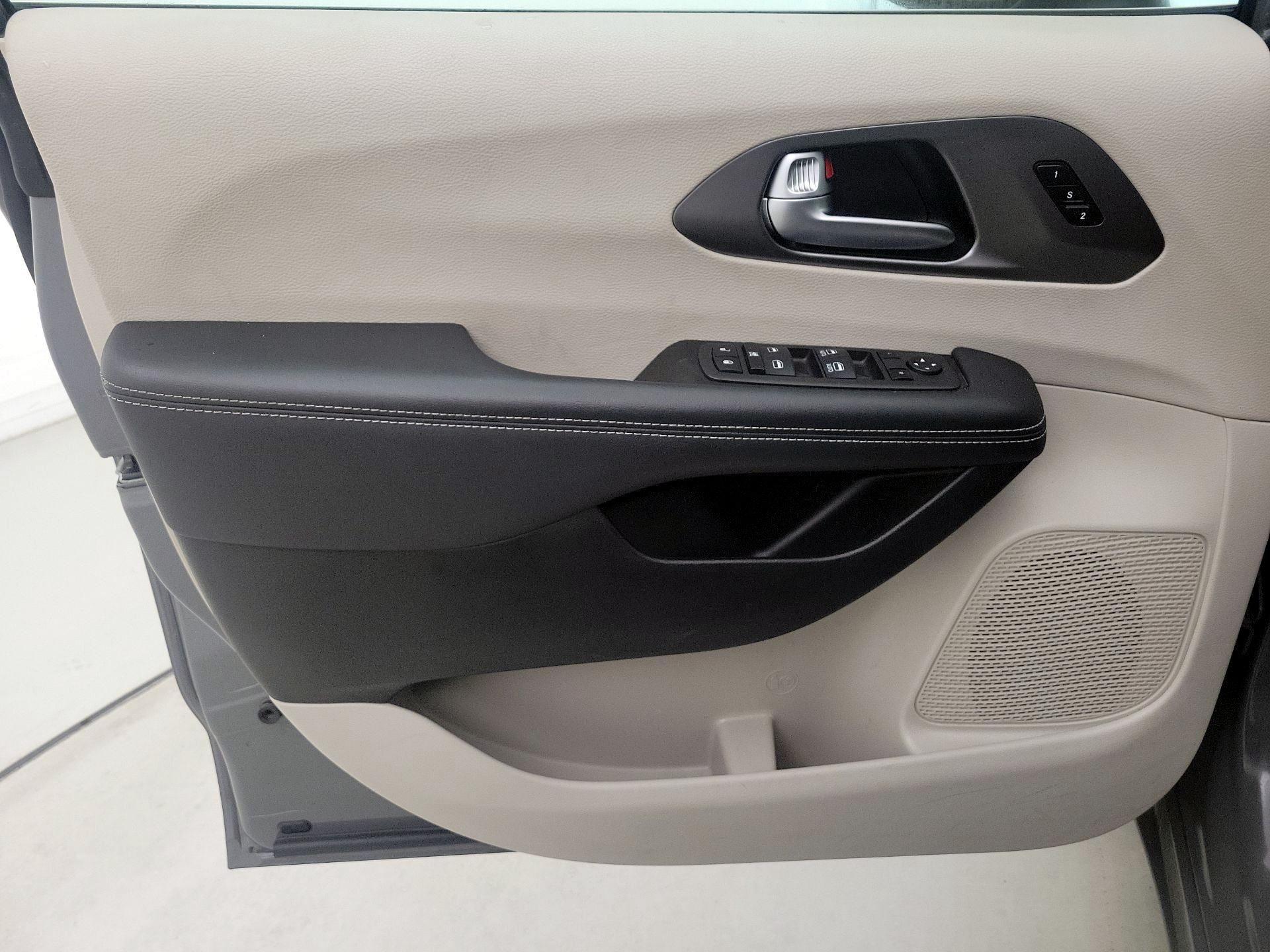 Thumbnail: 2023 Chrysler Pacifica - 12