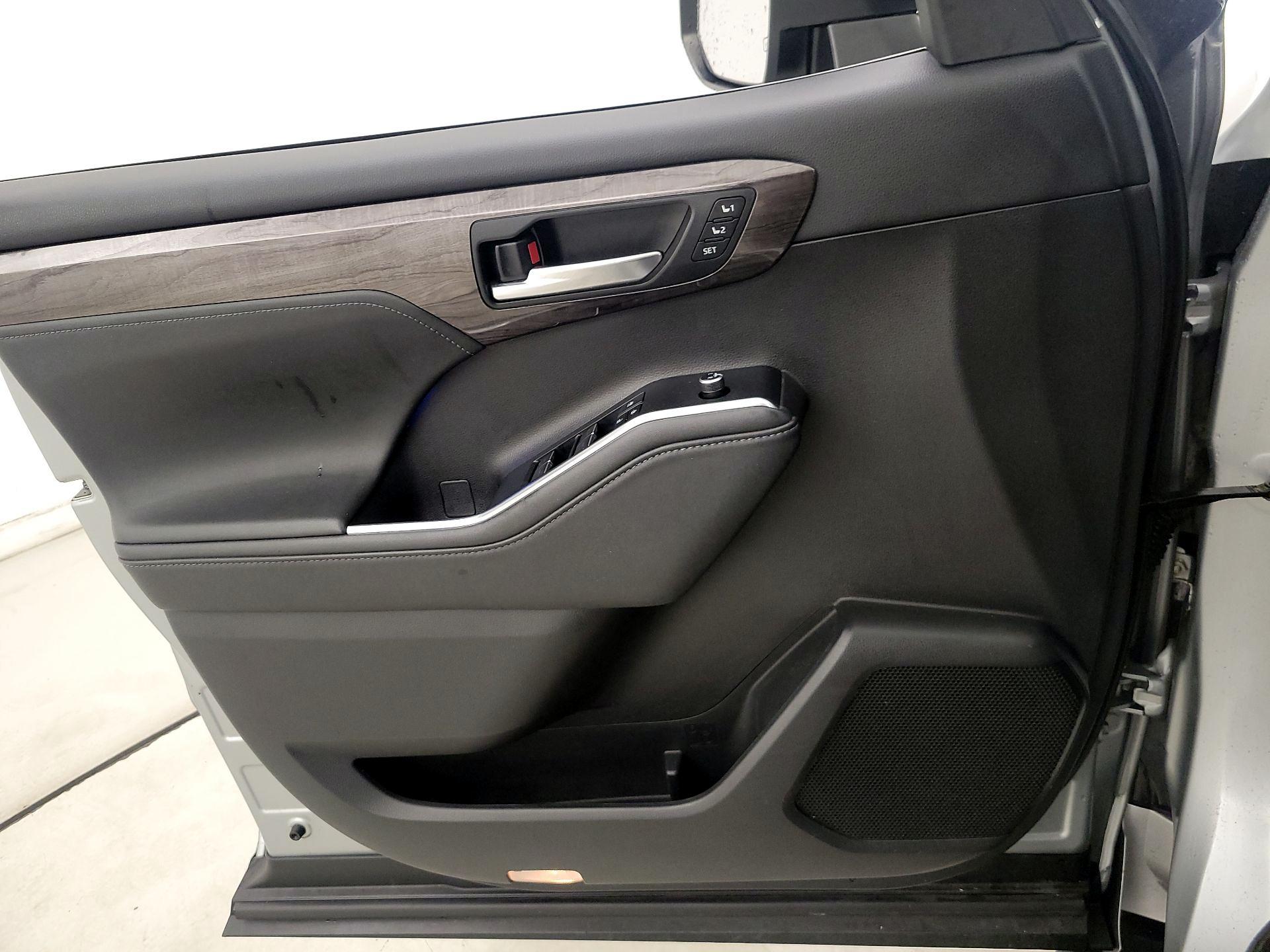 Thumbnail: 2020 Toyota Highlander - 12