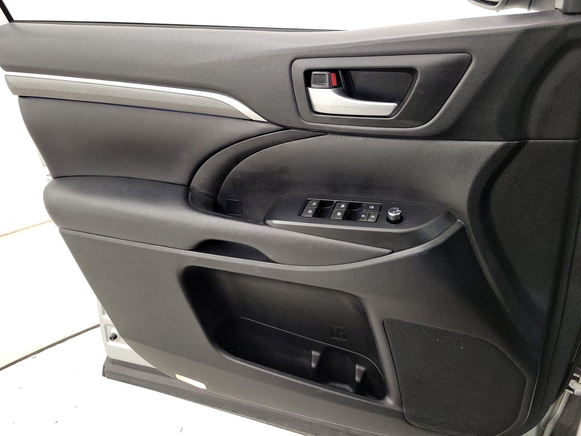 Thumbnail: 2018 Toyota Highlander - 12