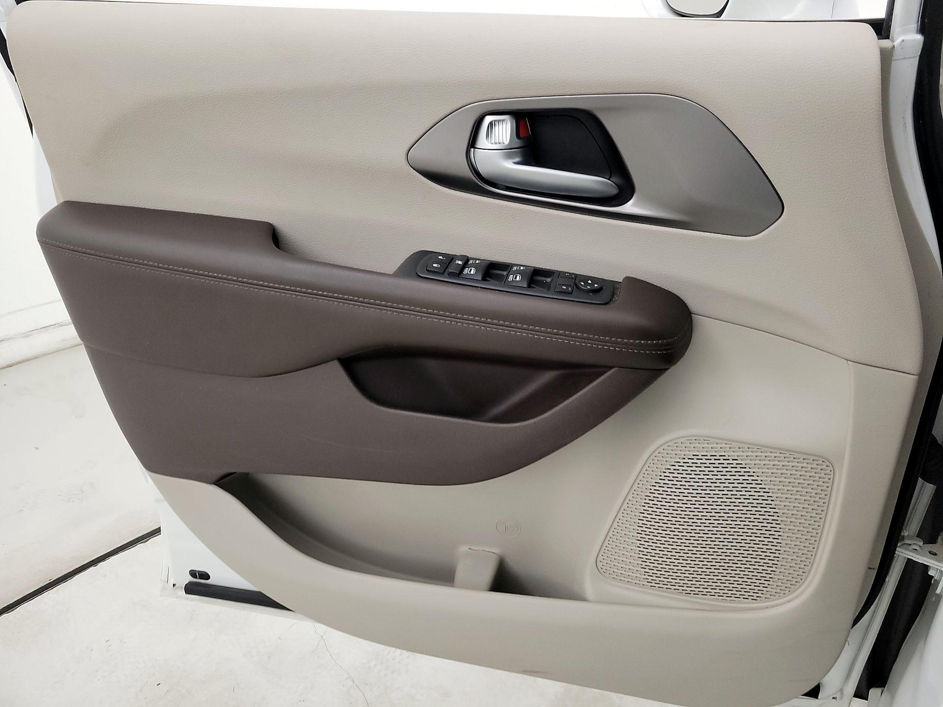 Thumbnail: 2018 Chrysler Pacifica - 12