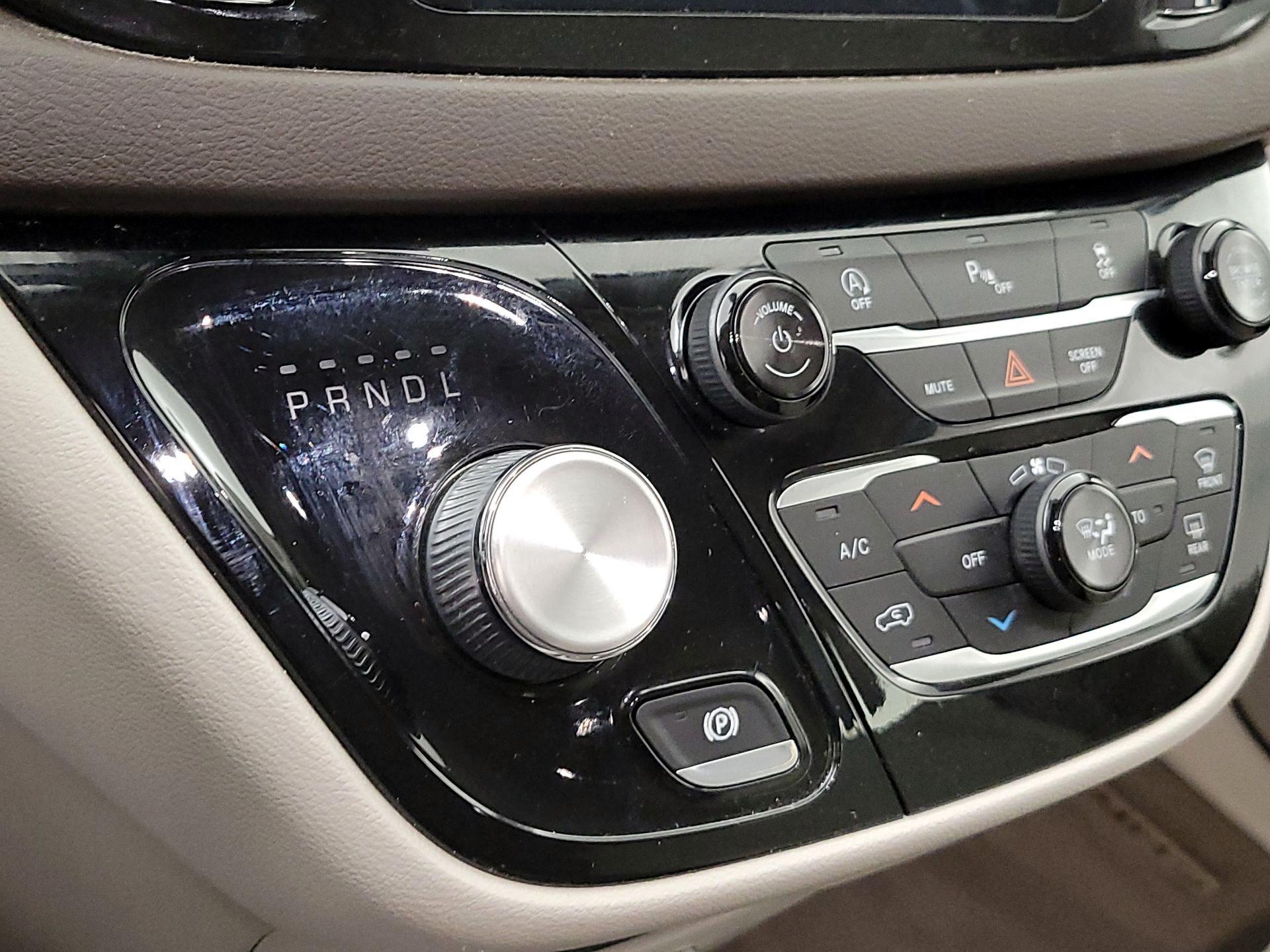 Thumbnail: 2018 Chrysler Pacifica - 18