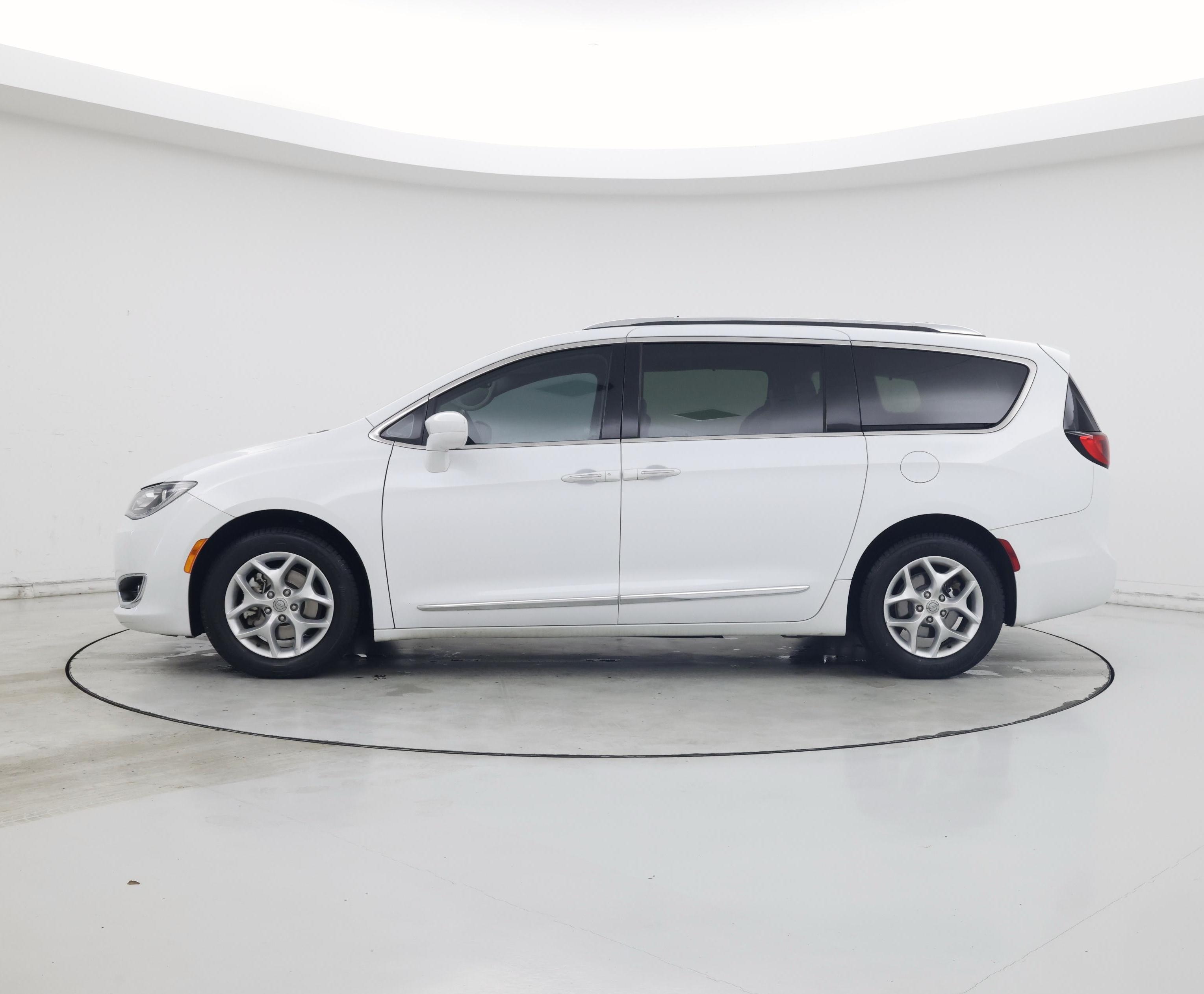 Thumbnail: 2018 Chrysler Pacifica - 3