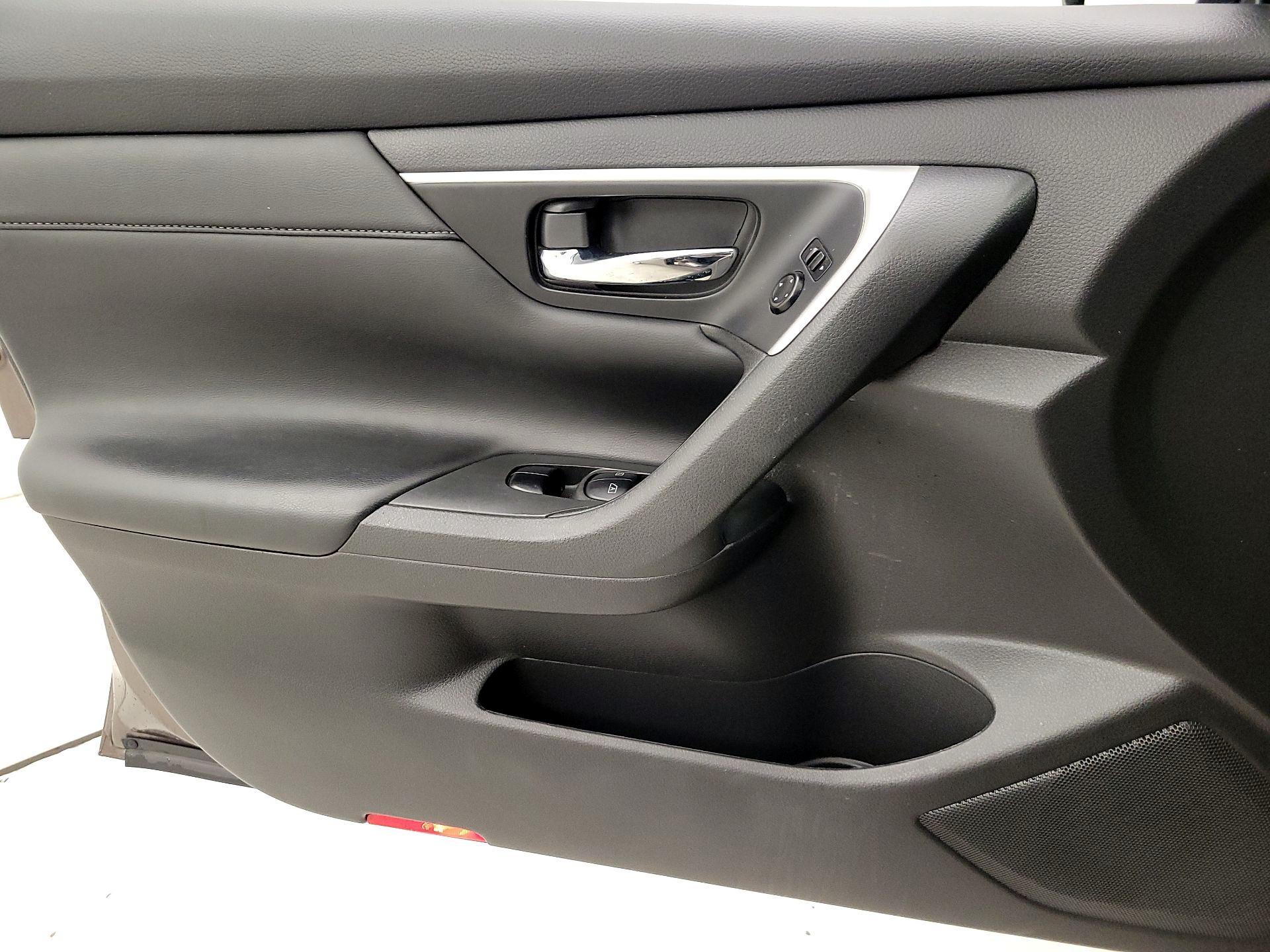 Thumbnail: 2016 Nissan Altima - 12