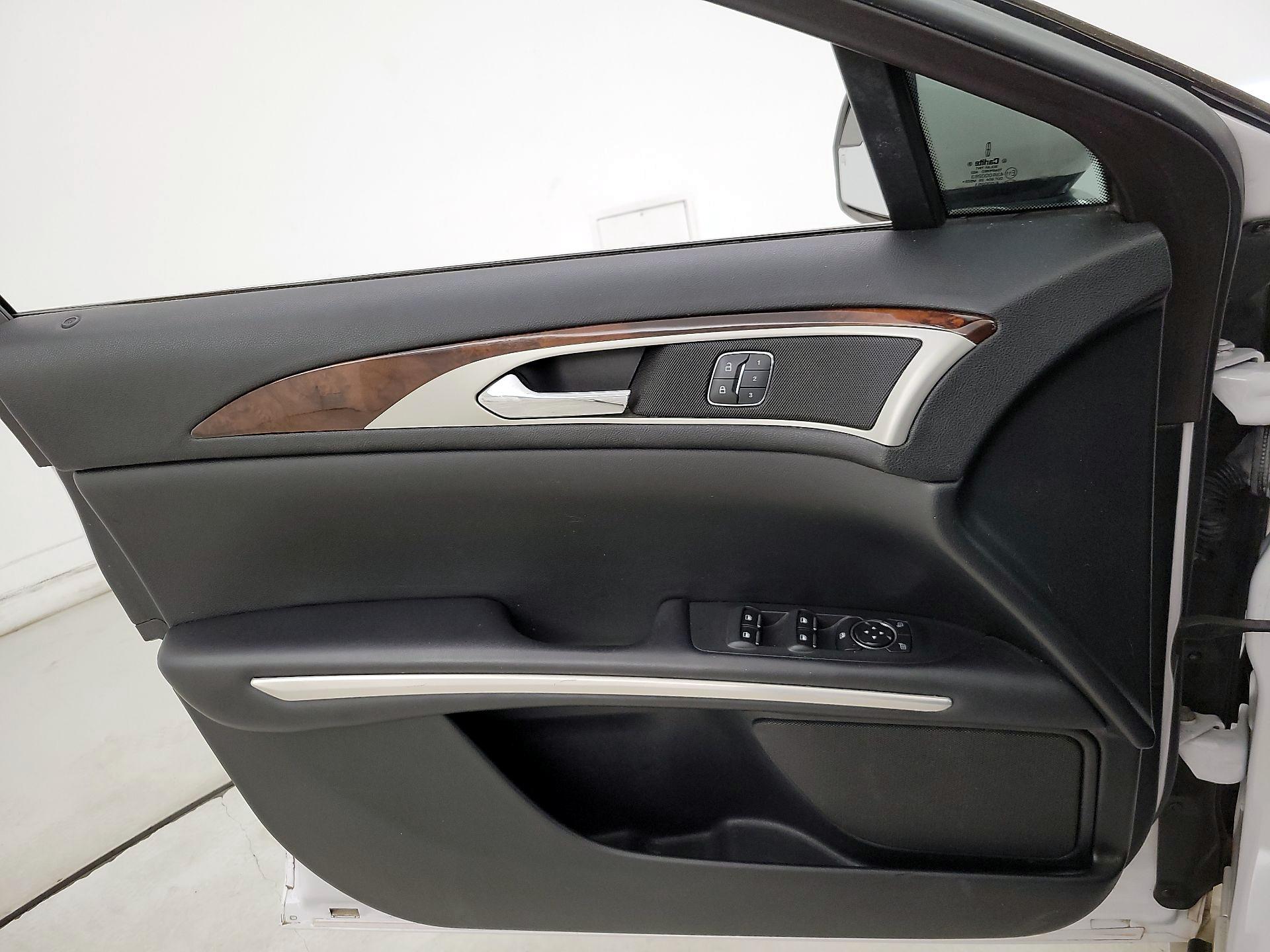 Thumbnail: 2016 Lincoln MKZ - 12