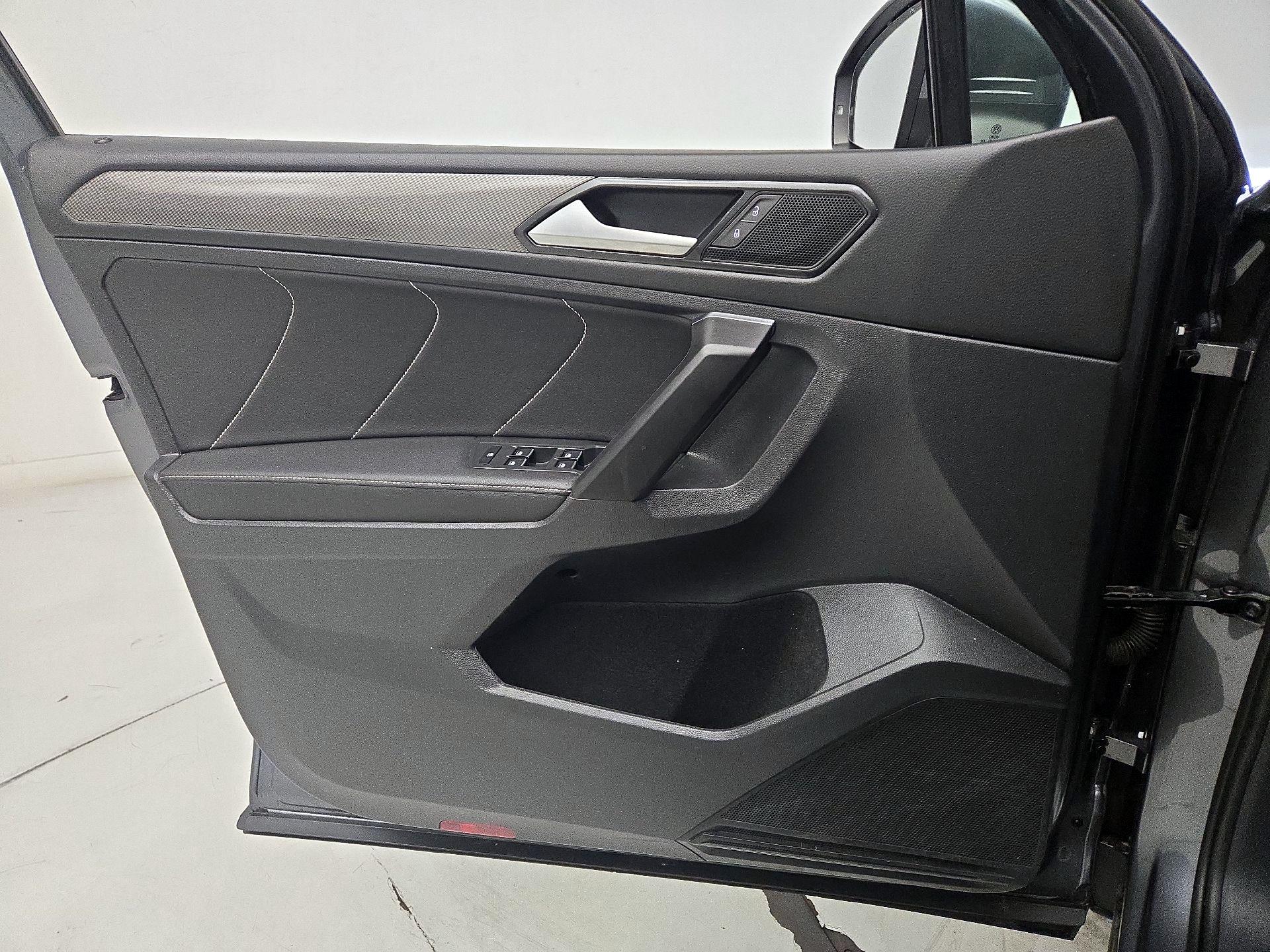 Thumbnail: 2022 Volkswagen Tiguan - 12