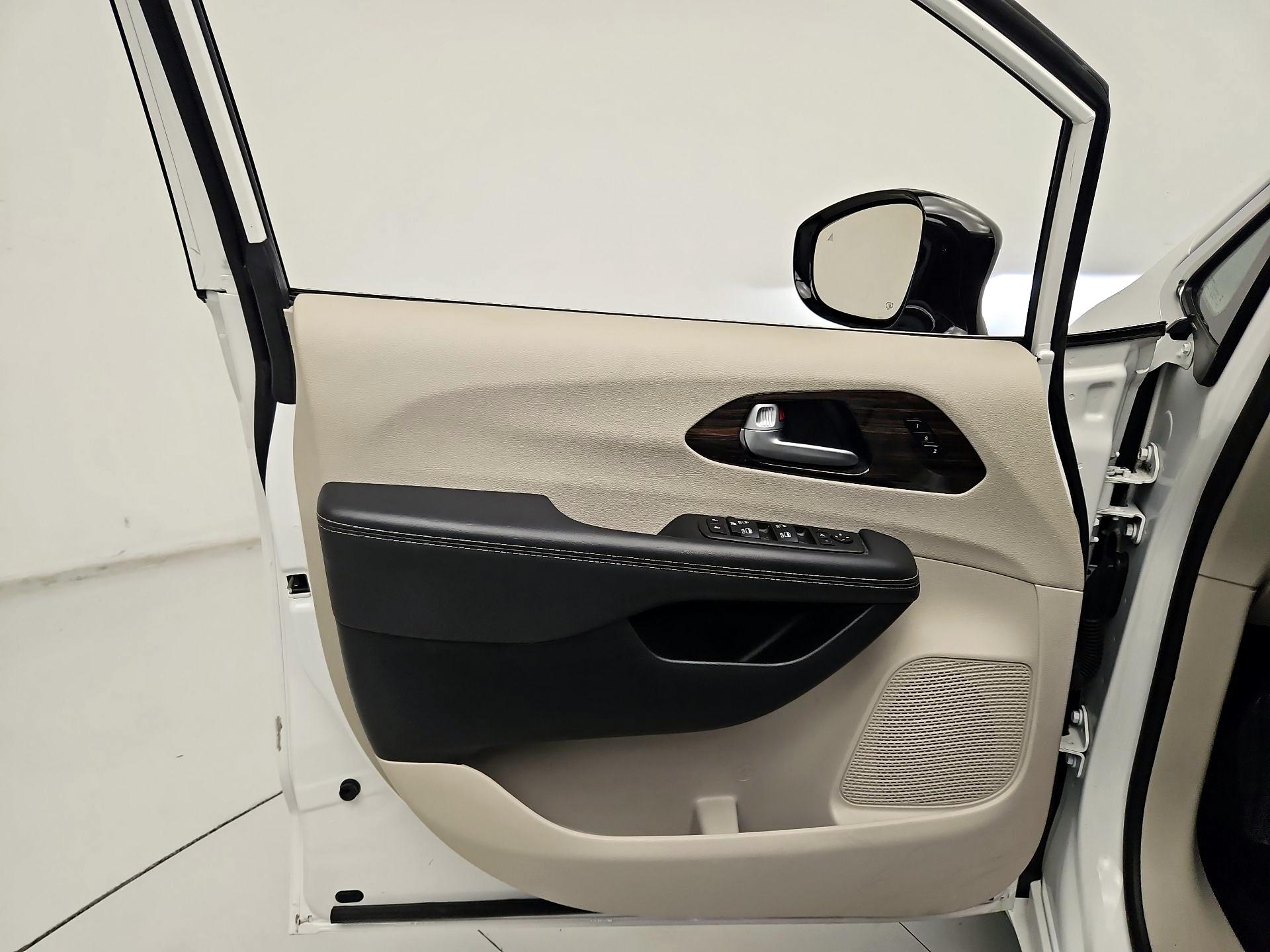 Thumbnail: 2024 Chrysler Pacifica - 12