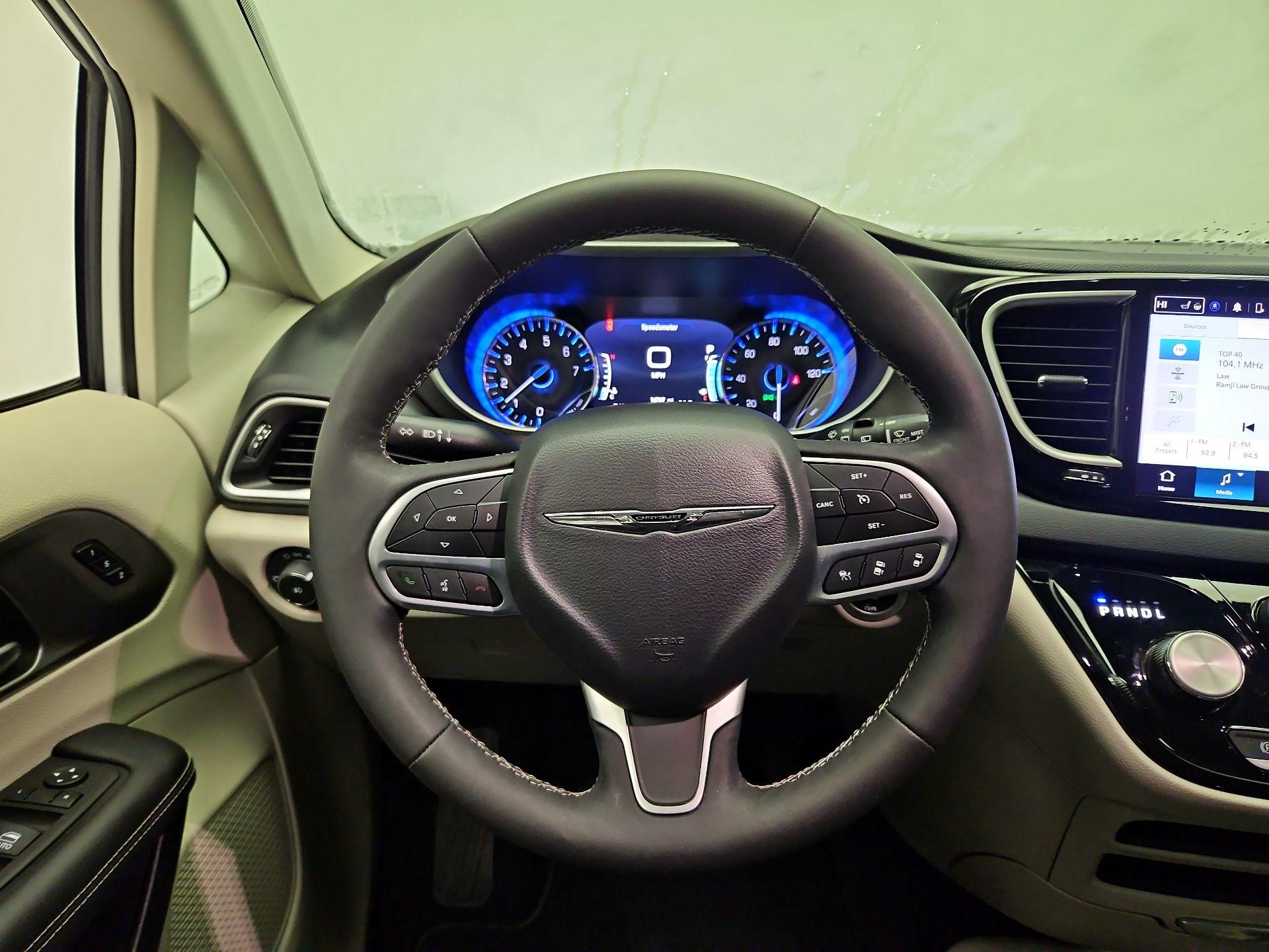 Thumbnail: 2024 Chrysler Pacifica - 10