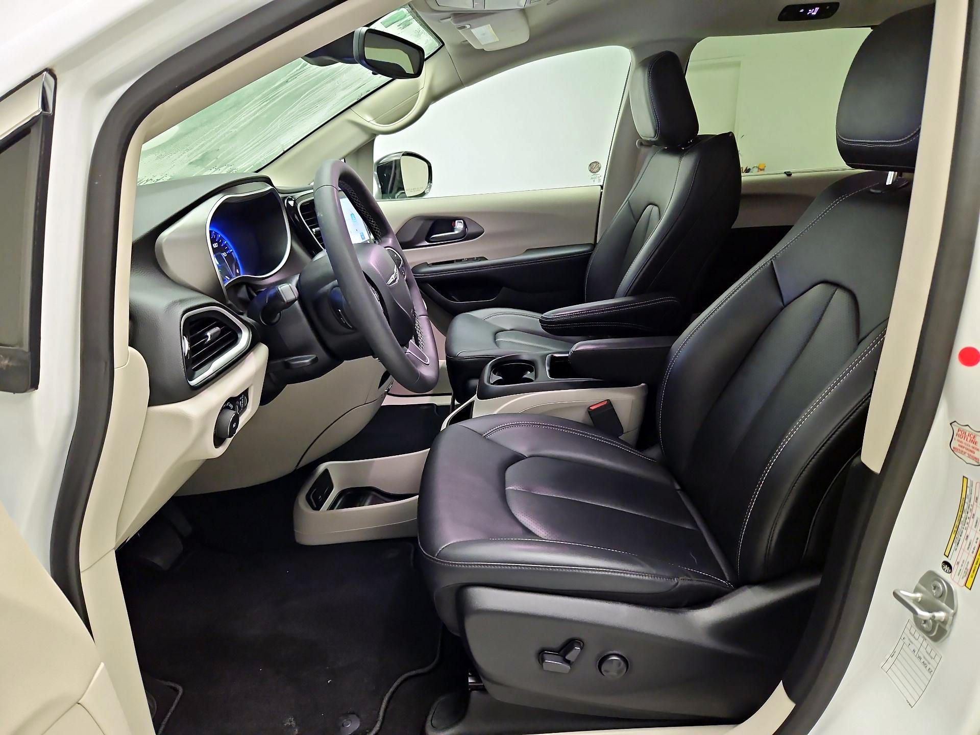 Thumbnail: 2024 Chrysler Pacifica - 11