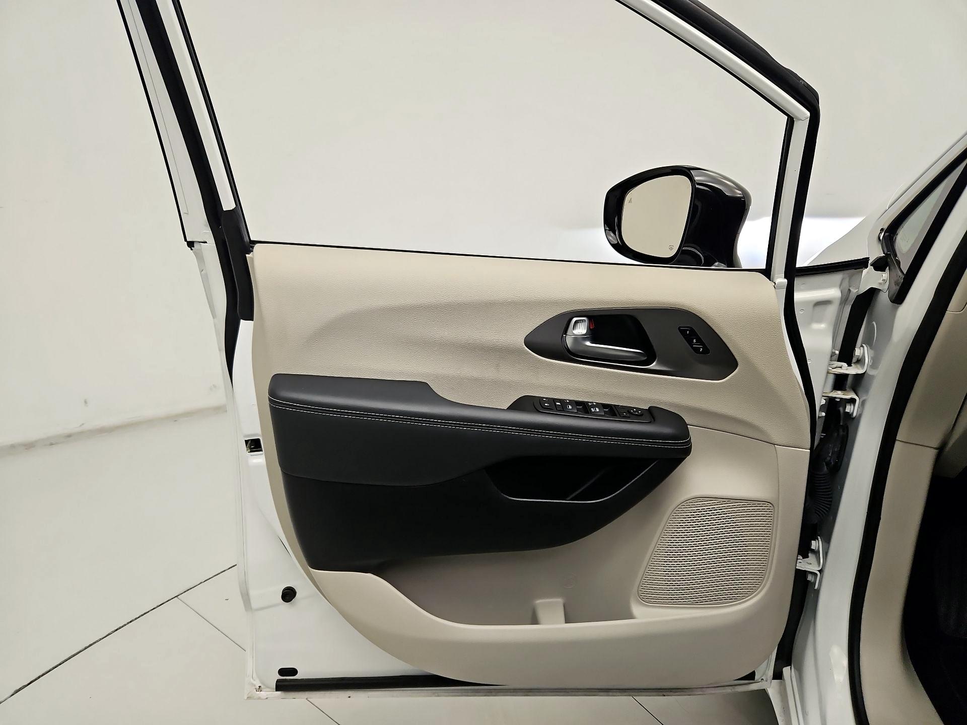 Thumbnail: 2024 Chrysler Pacifica - 12