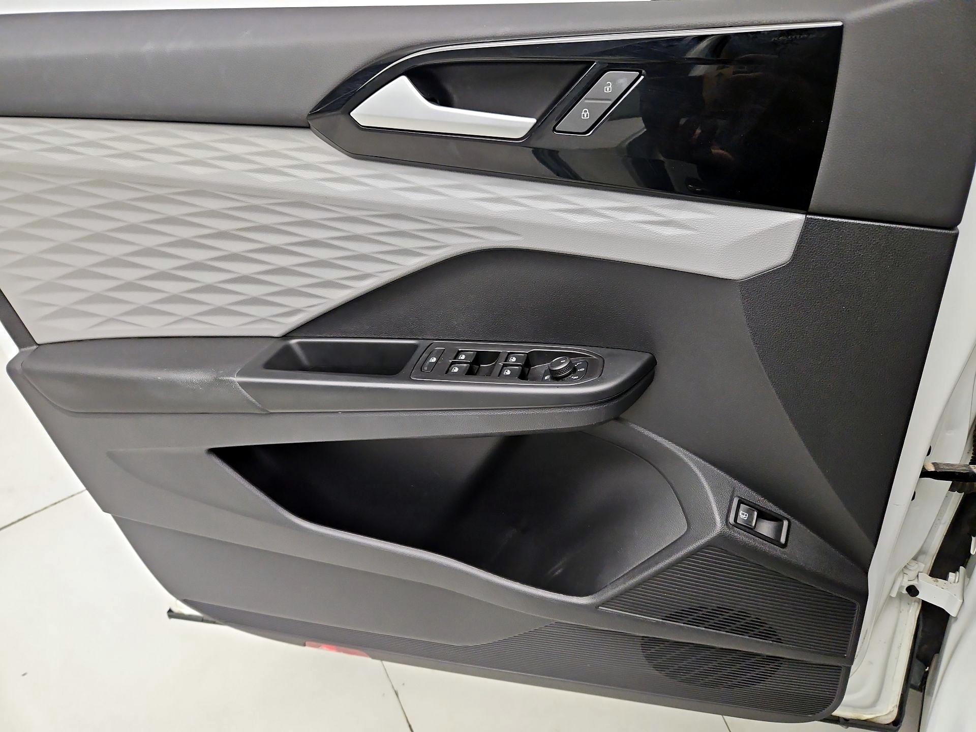 Thumbnail: 2022 Volkswagen Taos - 12