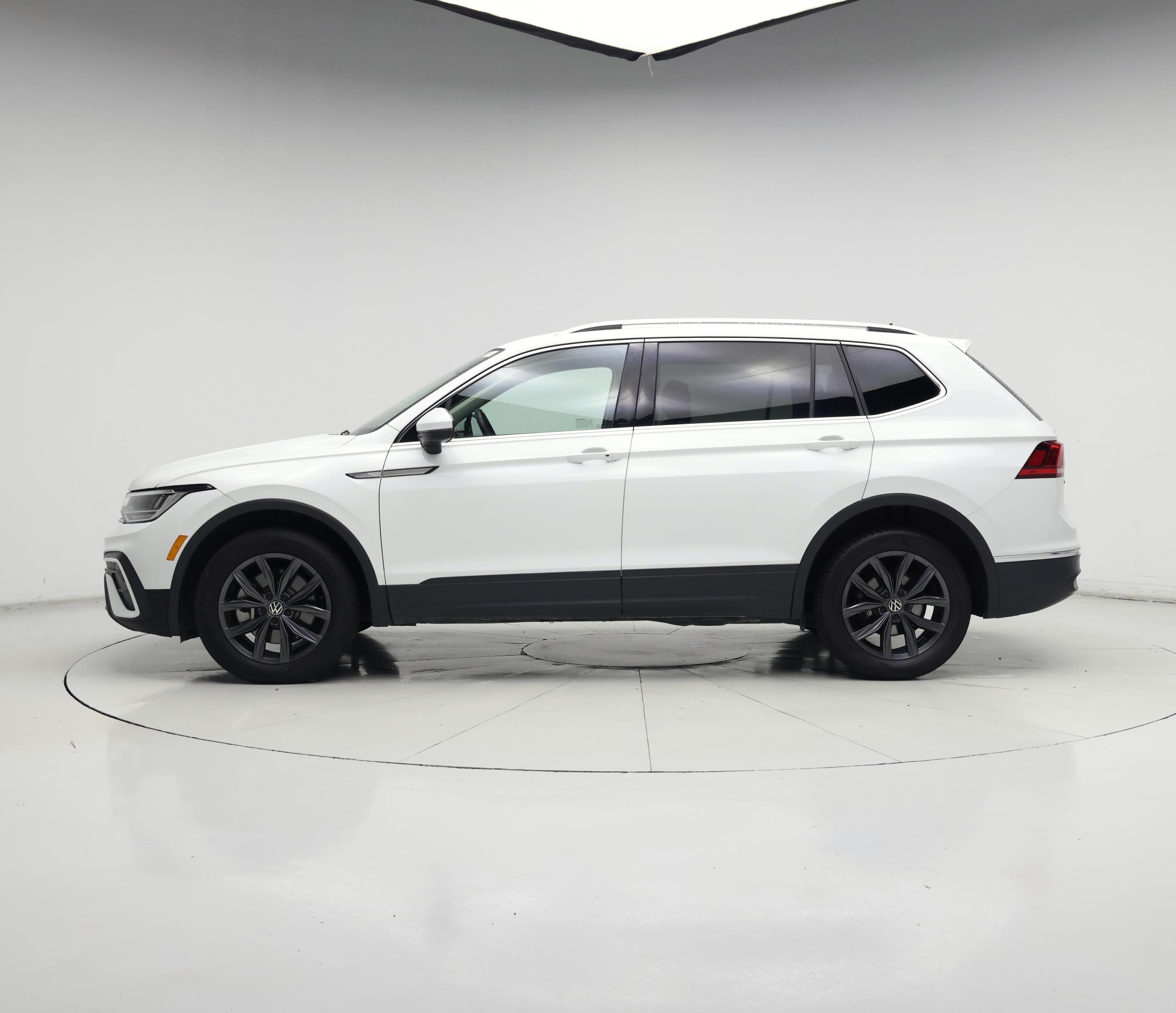 Thumbnail: 2024 Volkswagen Tiguan - 3