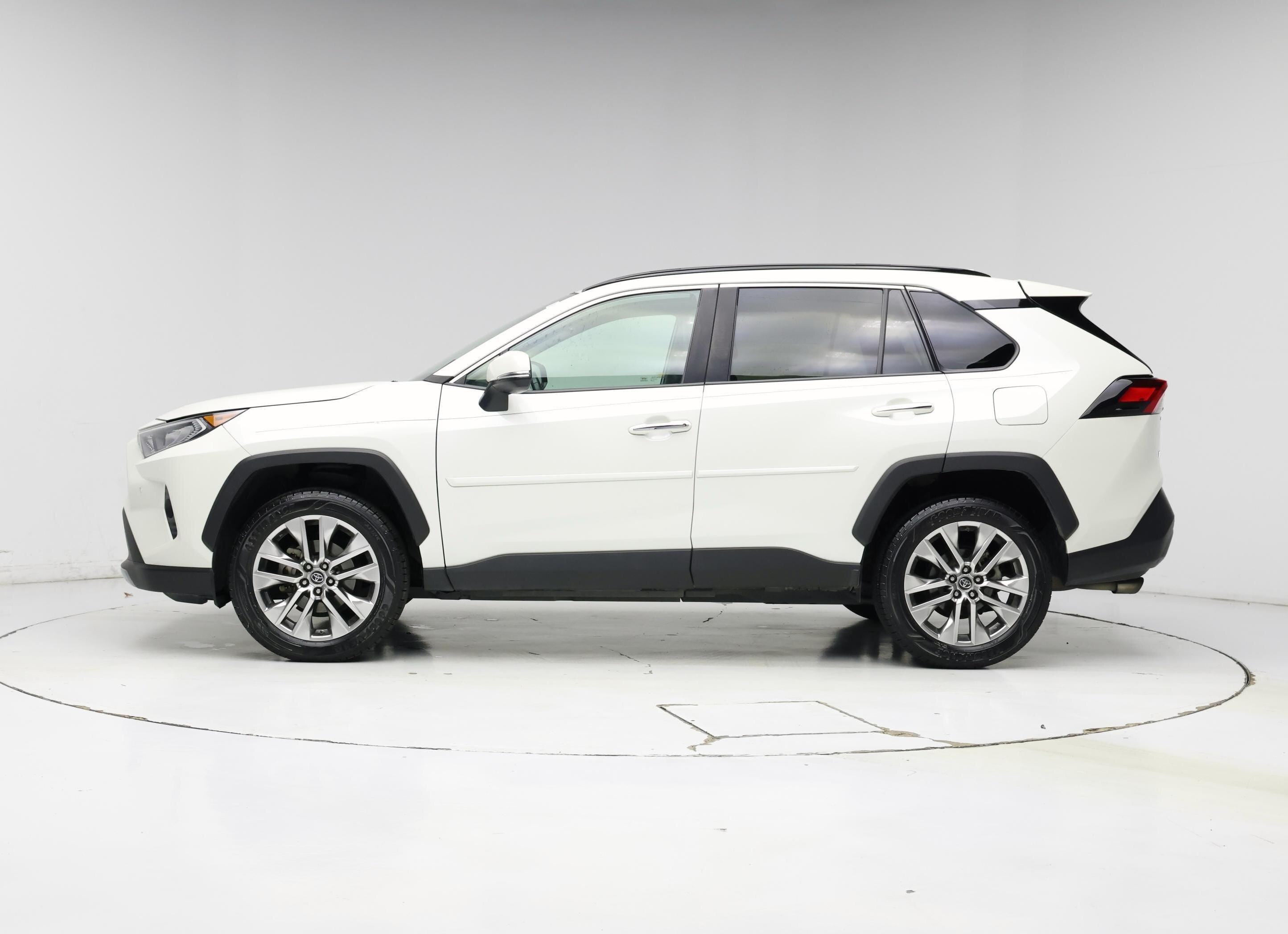 Thumbnail: 2019 Toyota RAV4 - 3
