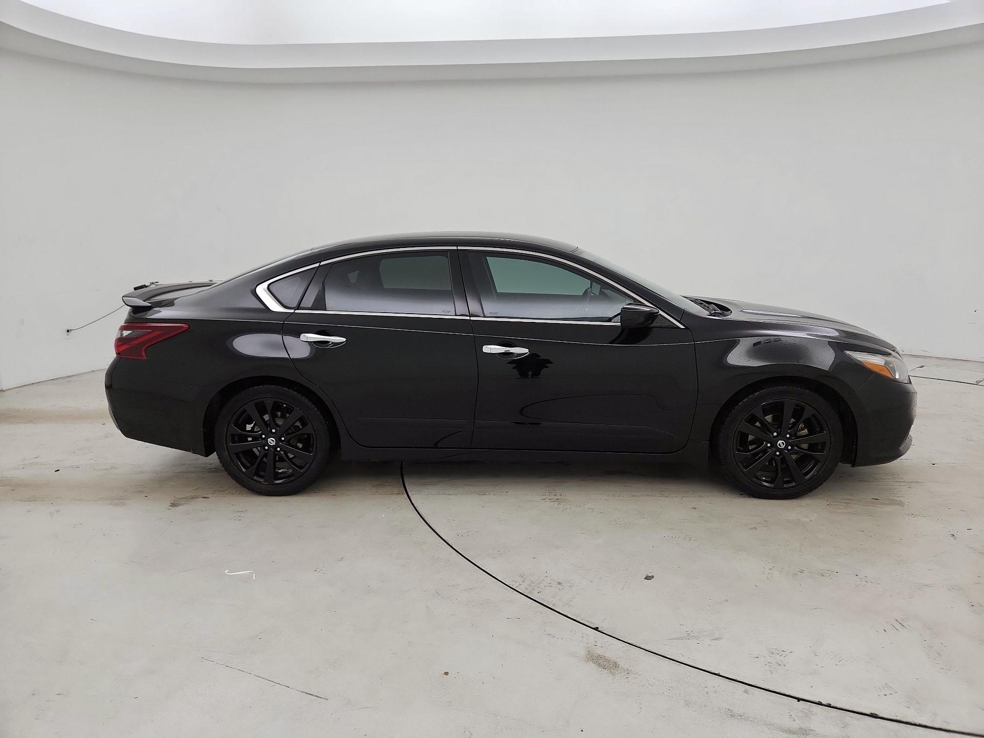 Thumbnail: 2017 Nissan Altima - 4