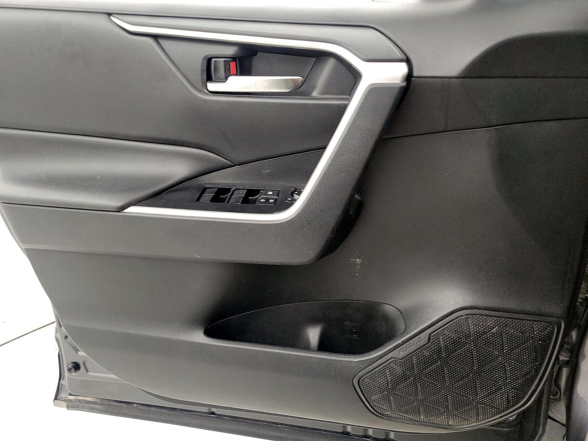 Thumbnail: 2021 Toyota RAV4 - 10