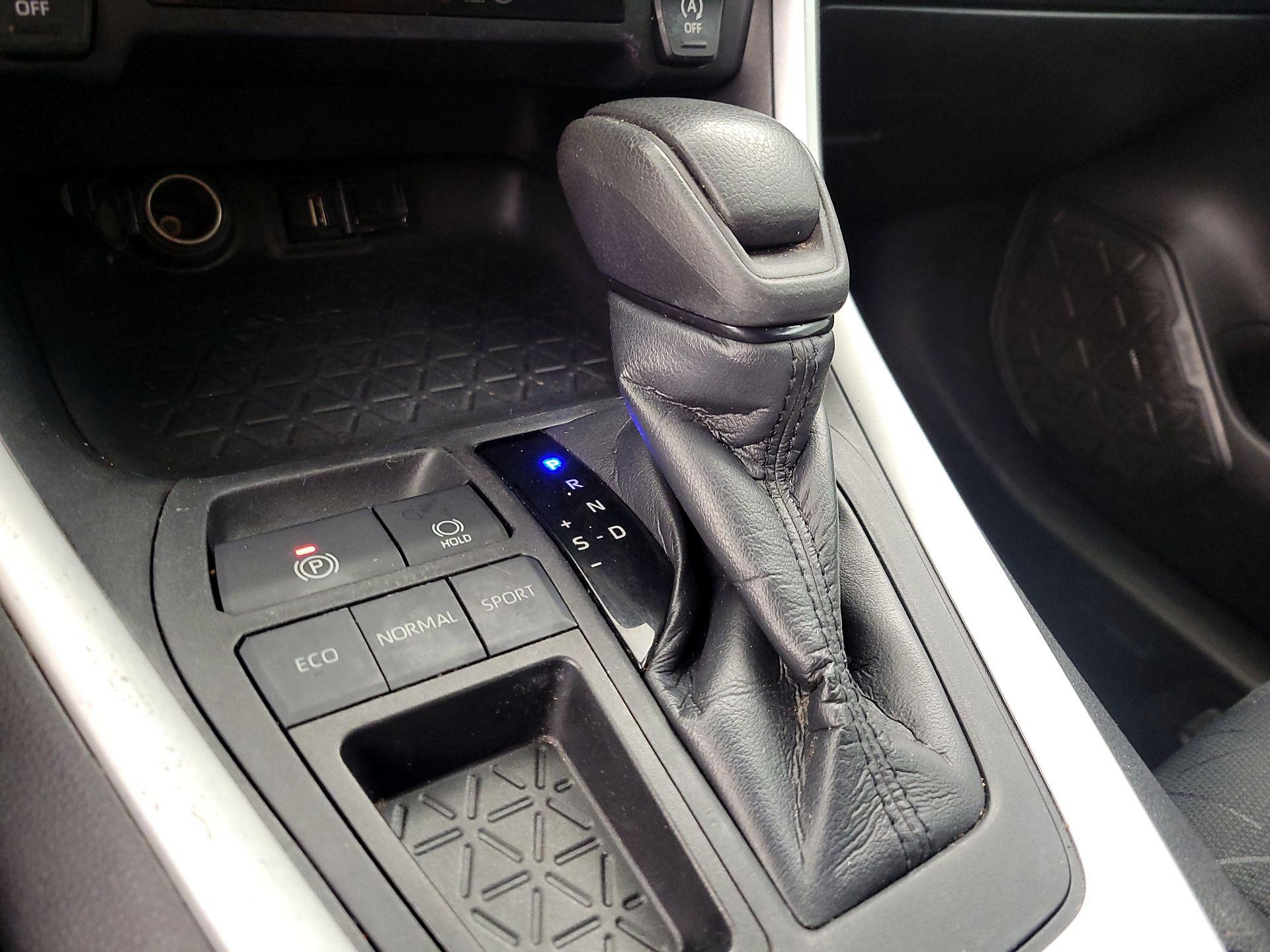 Thumbnail: 2021 Toyota RAV4 - 15