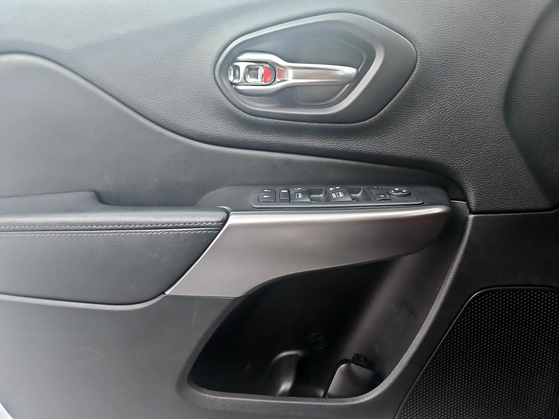 Thumbnail: 2019 Jeep Cherokee - 12