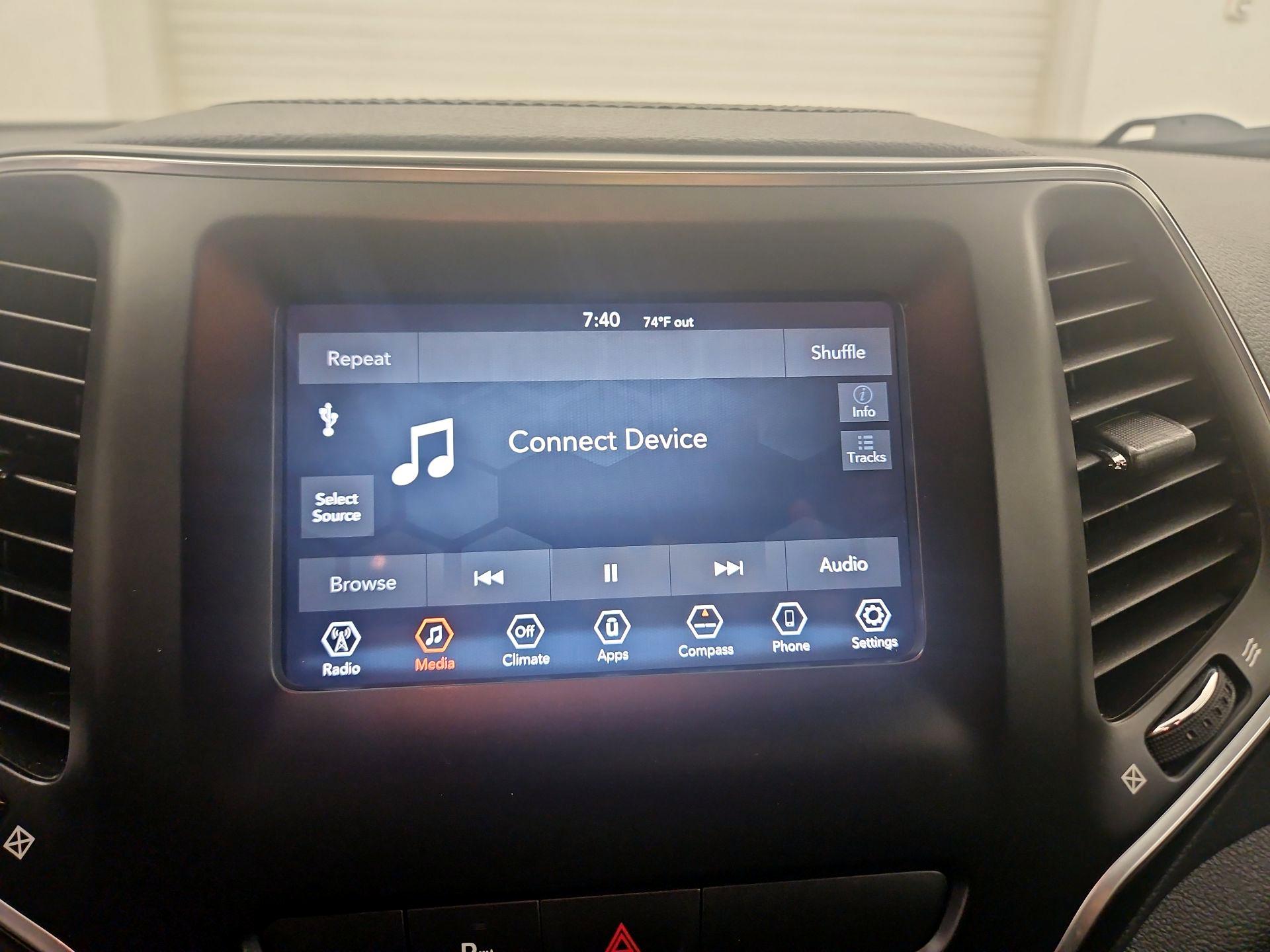 Thumbnail: 2019 Jeep Cherokee - 15