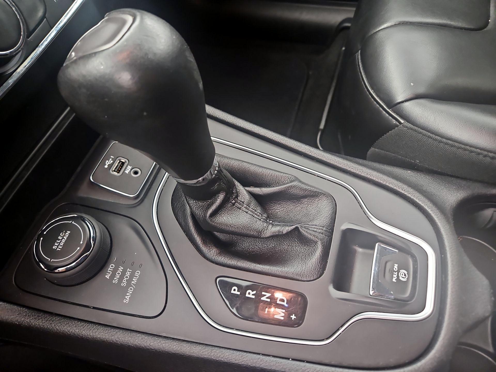 Thumbnail: 2019 Jeep Cherokee - 17