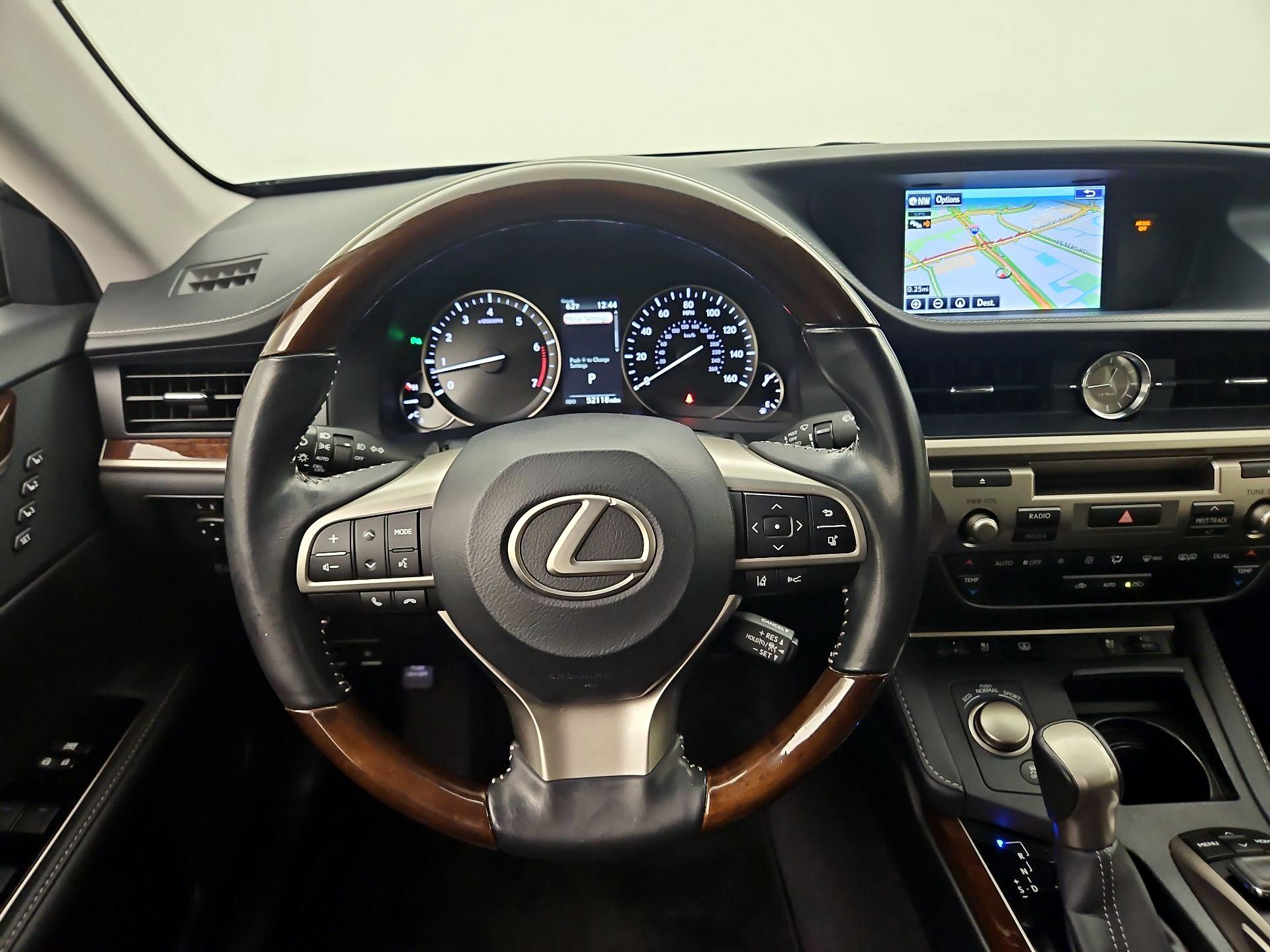 Thumbnail: 2016 Lexus ES - 10